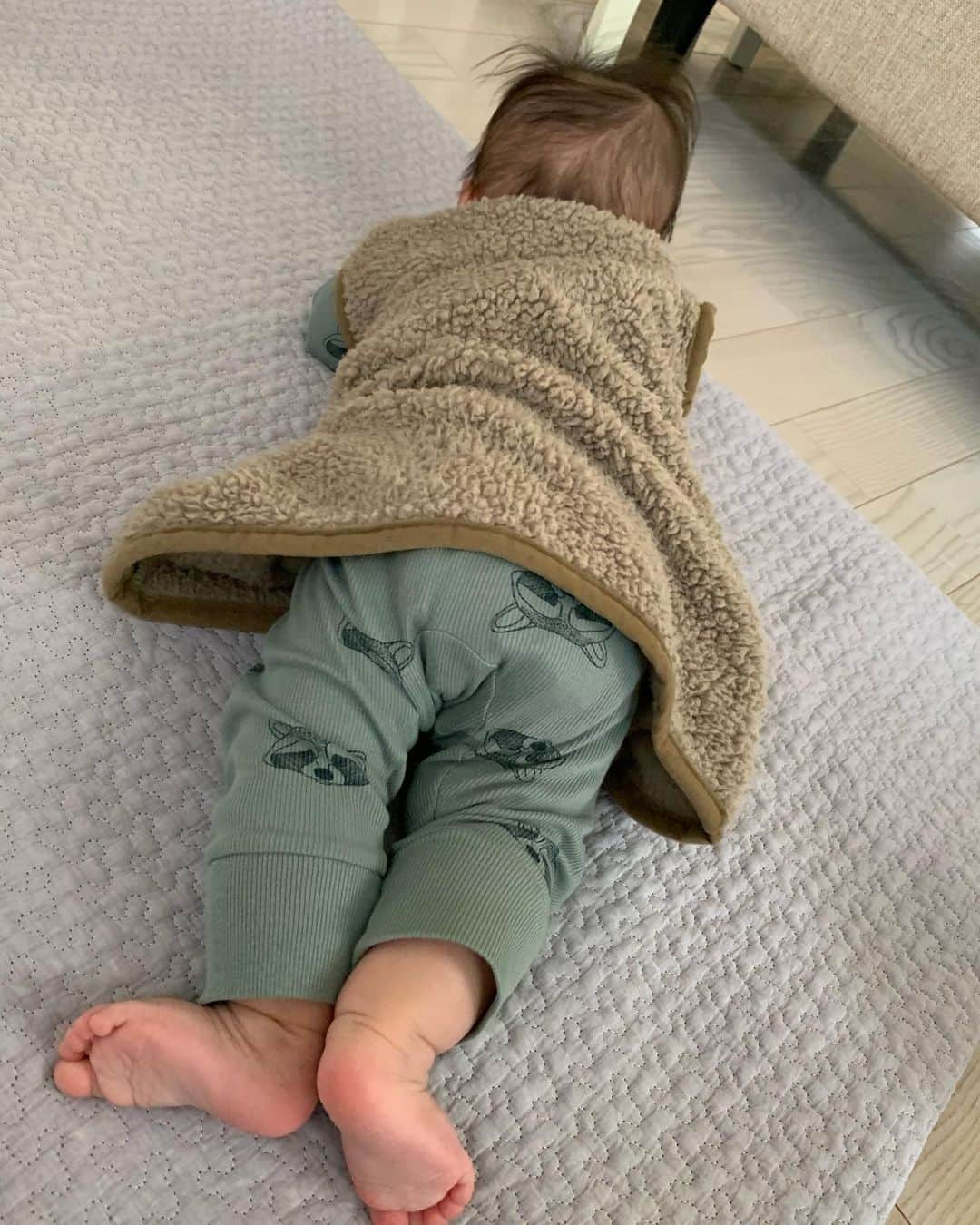 糸数美樹のインスタグラム：「足ピーンなってる🦶かわいい。 今日は冬至だからやっぱり寒いねー。 ってことで3coinsで買ってたボアスリーパー使ってみました！しにあったかい！触り心地抜群👏 ただ、口に入れたりよだれびっちゃーならんようにその上からスタイもしたもんだからなんかカオスでした😂 あと、もっと濃い茶色もあったのにこの色選んでしまってオバァ感出てて笑う🤣 このクオリティで500円なら満足ですかね、今のところ🙋‍♀️ そしてもう一個3coinsで買ったバッグ？こんなの欲しかったのよ。うち2階建てで、昼間は1階のリビングで遊んでるからいちいちオムツ持ってったり綿棒取りに行ったりあんまさかったけどこれにまとめて持ち運んだらあら便利。夜はこれごとそのまま2階のラックに置いて使う。まじおすすめです！ってみんなもうやってるのかなこれ？😅 という、最近の感動グッズでしたー。」