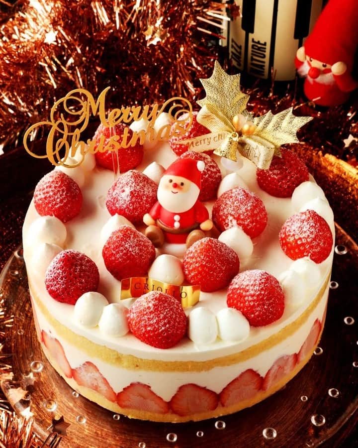 クリオロさんのインスタグラム写真 - (クリオロInstagram)「@criollo2016 ＼クリスマスケーキ販売開始！／   ついに、 明日12月22日（火）～25日（金） クリスマスケーキの販売が 始まります🎄   今年のイチオシ 「ショコラ・マンダリン」や 真っ赤な苺がのった 「ショートケーキ・ノエル」など クリスマスケーキは 全部で5種類！   そして、なんと明日は ポイント2倍デー！   カードをお持ちの方は ぜひお会計時にご提示ください。   年内は休まず営業いたしますので、 みなさまのお越しを お待ちしております♪   ※ お越し頂く際は、 以下URLより、クリスマスのご案内を ご覧くださいませ。 https://ecolecriollo.com/joyeuxnoel/   #criollo #クリオロ #小竹向原 #中目黒 #クリスマス #🎄 #クリスマスケーキ #クリスマスケーキ2020 #🍰 #食べスタグラム #スイーツスタグラム #パティシエカメラ部 #スイーツ好きな人と繋がりたい」12月21日 18時59分 - criollo2016