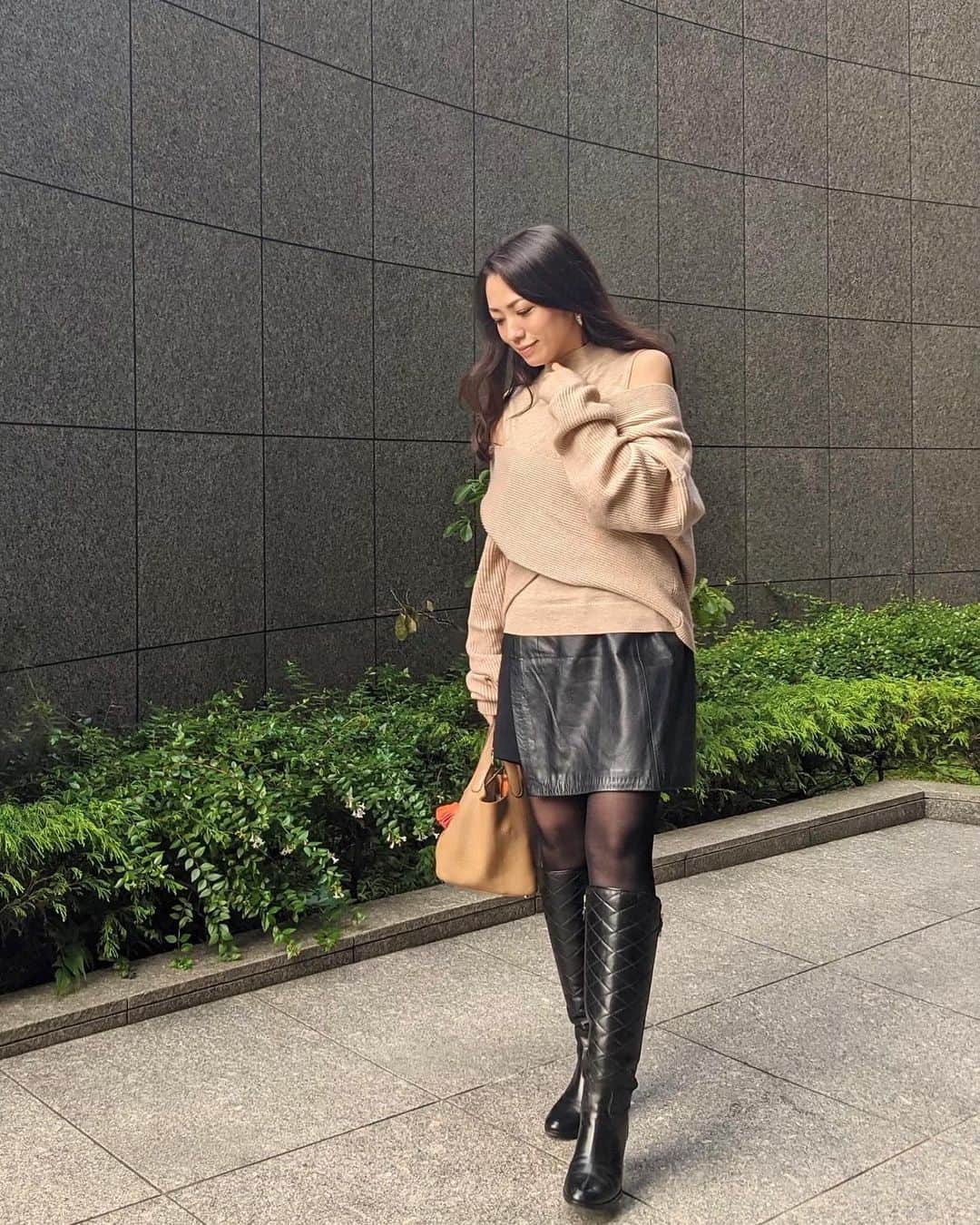 のインスタグラム：「. 形が珍しい変形ニット🧶 少し肩を落として着るのが可愛くてお気に入り💕 . #ayumi_y_ootd 👗 #knit @akte_official  #skirt @31philliplim  #bag @hermes  #pierce @tasaki_intl . . #ootd #outfit #fashion #coordinate #akte #31philliplim #hermes #tasaki #ファッション #コーディネート #コーデ #今日のコーデ #今日の服 #アクテ #フィリップリム #エルメス #ピコタン #タサキ #カルメン」