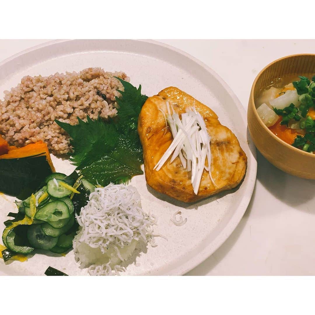 上野なつひのインスタグラム：「ここ最近料理する時間が増えました😌 玄米で野菜が多めのバランスいいご飯目指してます🥸 キーマカレーの半分はキノコや野菜を細かく刻んでカサ増ししたり、鶏の甘酢は半分は厚揚げだったり、照り焼きつくねは半分豆腐だったりとにかくボリュームあってヘルシーがテーマ！ レパートリーもっと増やしたいなぁ😙  #献立 #クッキング #和食献立  #菌ケア」