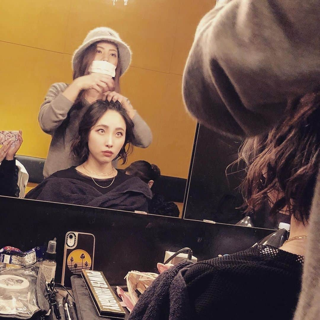 mikerr（ミカ）さんのインスタグラム写真 - (mikerr（ミカ）Instagram)「🎙 今回のライブのヘアメイク、実は信頼なる秋丸にしてもらったのだよ。嬉しいがすぎる！ミカに似合うスタイルを探してくれて、こんなに素敵にしてもらいました。ありがとう🥲 そして、ミカ専用美容系YouTuberやってくれたからそれ見て可愛くヘアアレンジできるよう頑張るんだ。 、 #hairmake #mikerrealism #live #music #thankyou #love」12月21日 18時57分 - mikerr_33