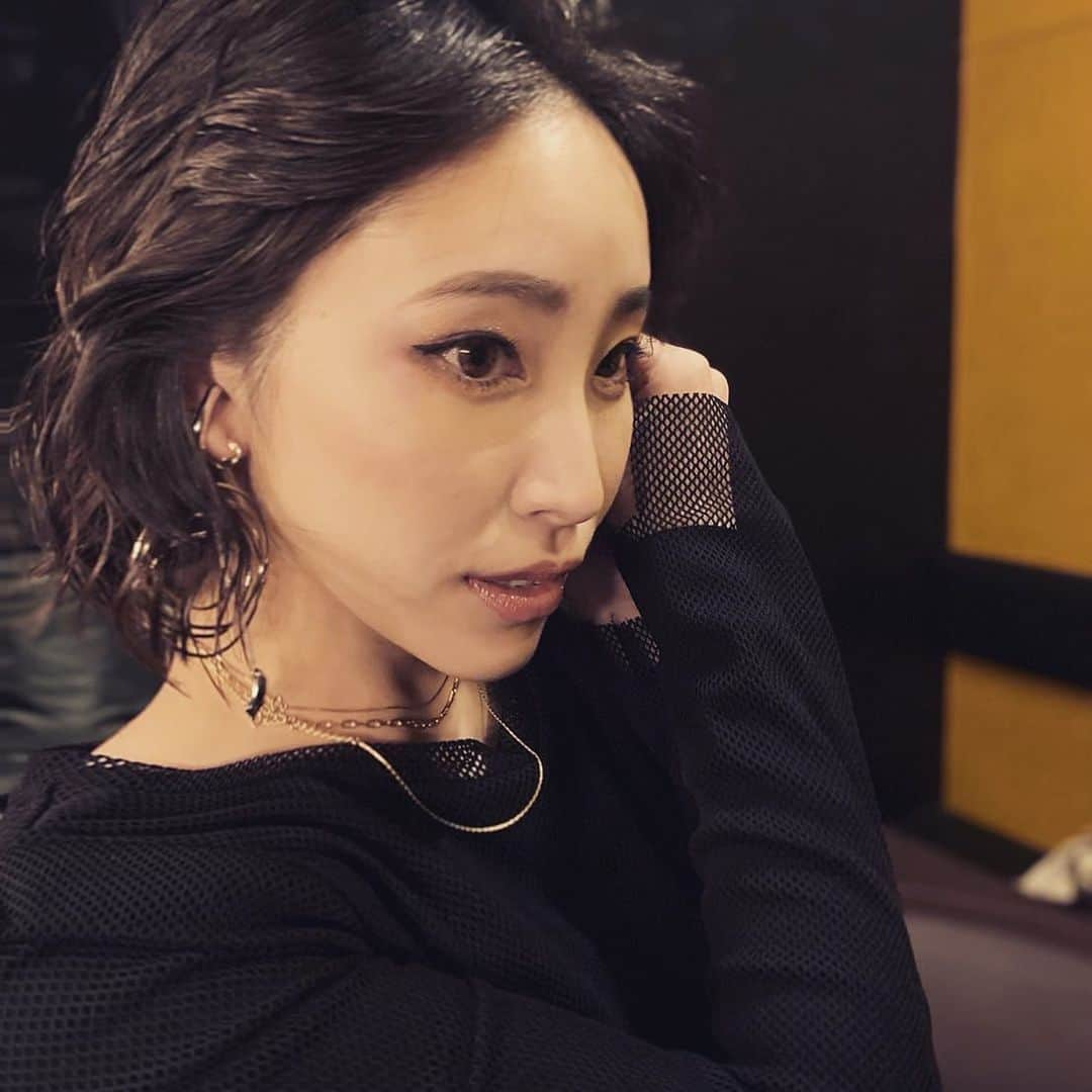 mikerr（ミカ）さんのインスタグラム写真 - (mikerr（ミカ）Instagram)「🎙 今回のライブのヘアメイク、実は信頼なる秋丸にしてもらったのだよ。嬉しいがすぎる！ミカに似合うスタイルを探してくれて、こんなに素敵にしてもらいました。ありがとう🥲 そして、ミカ専用美容系YouTuberやってくれたからそれ見て可愛くヘアアレンジできるよう頑張るんだ。 、 #hairmake #mikerrealism #live #music #thankyou #love」12月21日 18時57分 - mikerr_33