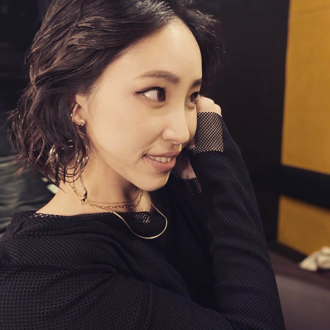 mikerr（ミカ）さんのインスタグラム写真 - (mikerr（ミカ）Instagram)「🎙 今回のライブのヘアメイク、実は信頼なる秋丸にしてもらったのだよ。嬉しいがすぎる！ミカに似合うスタイルを探してくれて、こんなに素敵にしてもらいました。ありがとう🥲 そして、ミカ専用美容系YouTuberやってくれたからそれ見て可愛くヘアアレンジできるよう頑張るんだ。 、 #hairmake #mikerrealism #live #music #thankyou #love」12月21日 18時57分 - mikerr_33