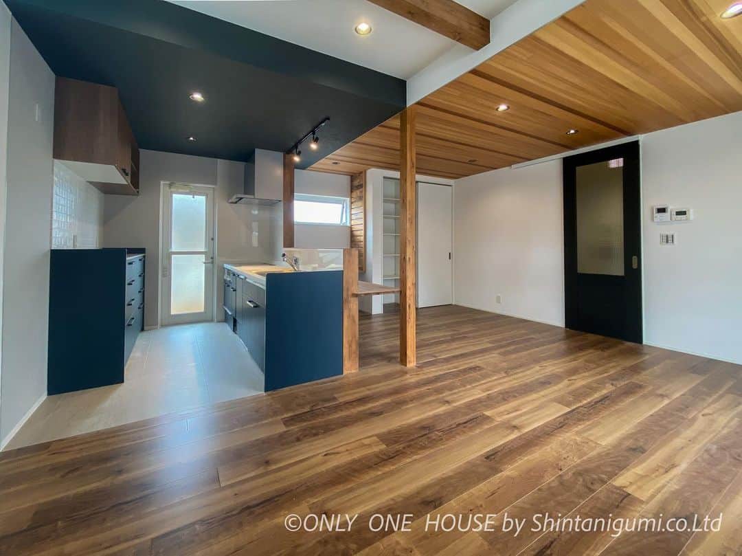 ONLY ONE HOUSE 株式会社 新谷組のインスタグラム：「#施行事例  こちらは敦賀のモデルハウスになります💁🏻‍♀️ ご予約頂ければ見学できます！！🙆‍♀️ モデルハウスにて宿泊体験もしていますので お気軽にお問い合わせ下さい💛  ✰   ⚑⁎∗ 住まいの相談会開催のお知らせ  27日は住まいの相談会を開催致します！！ こちらは1日3組様限定となっております！！ 住まい造りの疑問やローンなどのお金の事まで お気軽にご相談ください！🙆‍♀️🙆‍♀️  無料木工体験もセットになります♡  instagramのDM、HP、お電話にて ご予約承ります☏💌💭  ⚀ 本社TEL  0770-78-1255 ⚁ 事務所TEL  0770-59-2552 ⚂ E-Mail  shintanigumi@outlook.jp ⚃ 新谷組HP  http://www.shintanigumi.jg .  #新谷組#おおい町#舞鶴市#高浜町#小浜市#敦賀市#若狭町#美浜町#新築#一戸建て#外構工事#改修工事#シンプルライフ#マイホーム#マイホーム計画#注文住宅#デザイン住宅#自由設計#工務店#金属サイディング#無垢材#家事楽動線#家づくり #家事動線 #こだわりの家 #インナーガレージ」