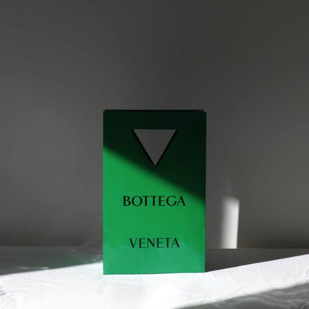 のインスタグラム：「. . @bottegaveneta ▽ . . 先日のアンケートにお答えいただきありがとうございました🙏 最終的にその場の直感で選びました。笑 . . . . #bottegaveneta #newbottega #newin #ボッテガヴェネタ #kuronekom4」