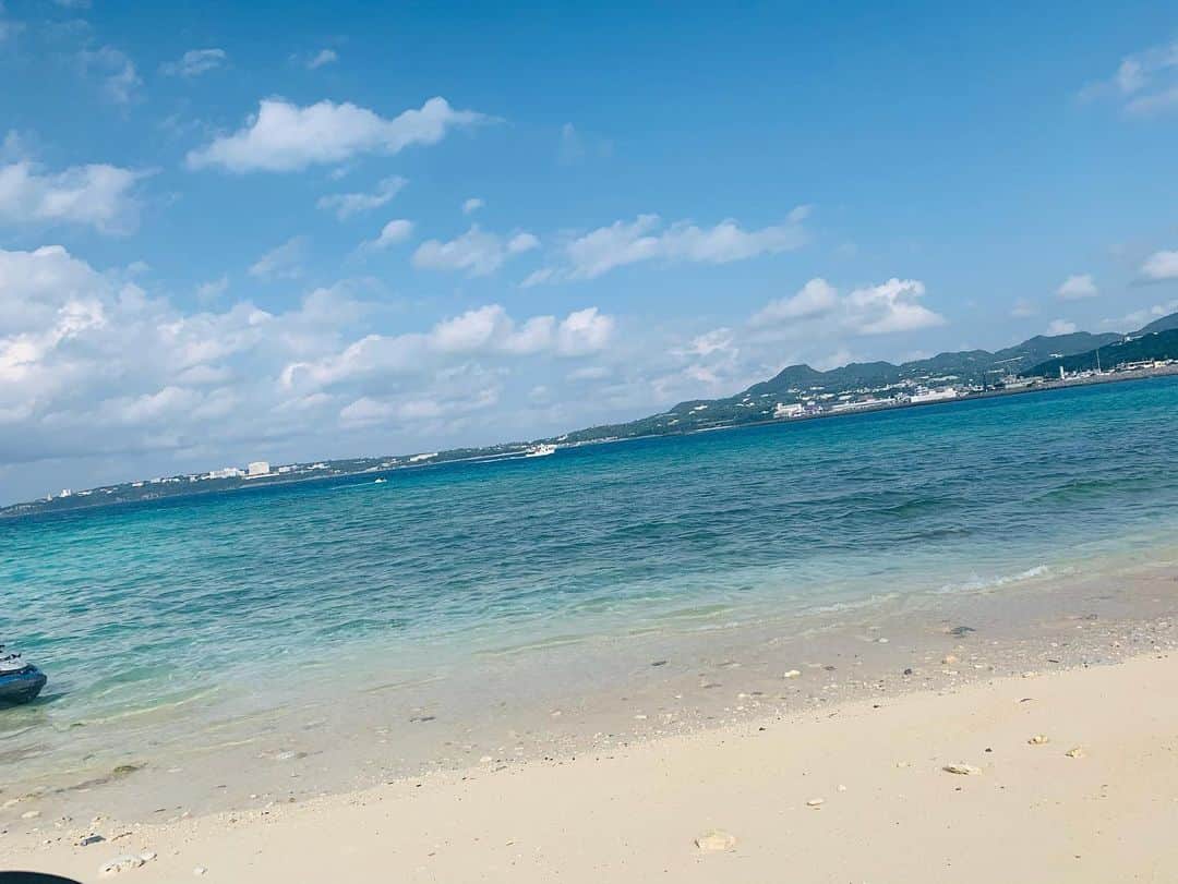 石倉侑芽さんのインスタグラム写真 - (石倉侑芽Instagram)「沖縄にて🌺 海がきれいすぎた、、😭💗  初のウェイクボードに挑戦したよーっ もう少しやったけど、立つことはできず😭 くやしいい（ ; ; ）  今度はできそうな気がするっ！💫  この日朝からゴルフ行ってて、 スルーラウンド終了してお昼ご飯も食べず 30分後にウェットスーツに着替えるっていう 鬼ハードスケジュールでした(๑°o°๑)笑  けど楽しすぎたから余裕でした🥺笑  終わった後はみんなで海辺でBBQをしたよ🍖 沖縄の方本当に温かくてほっこりした🥰  #沖縄#沖縄旅行#gotoキャンペーン#gotoトラベル #ベルビーチ#ウェイクボード#マリンスポーツ#ウェットスーツ」12月21日 19時08分 - yume8115