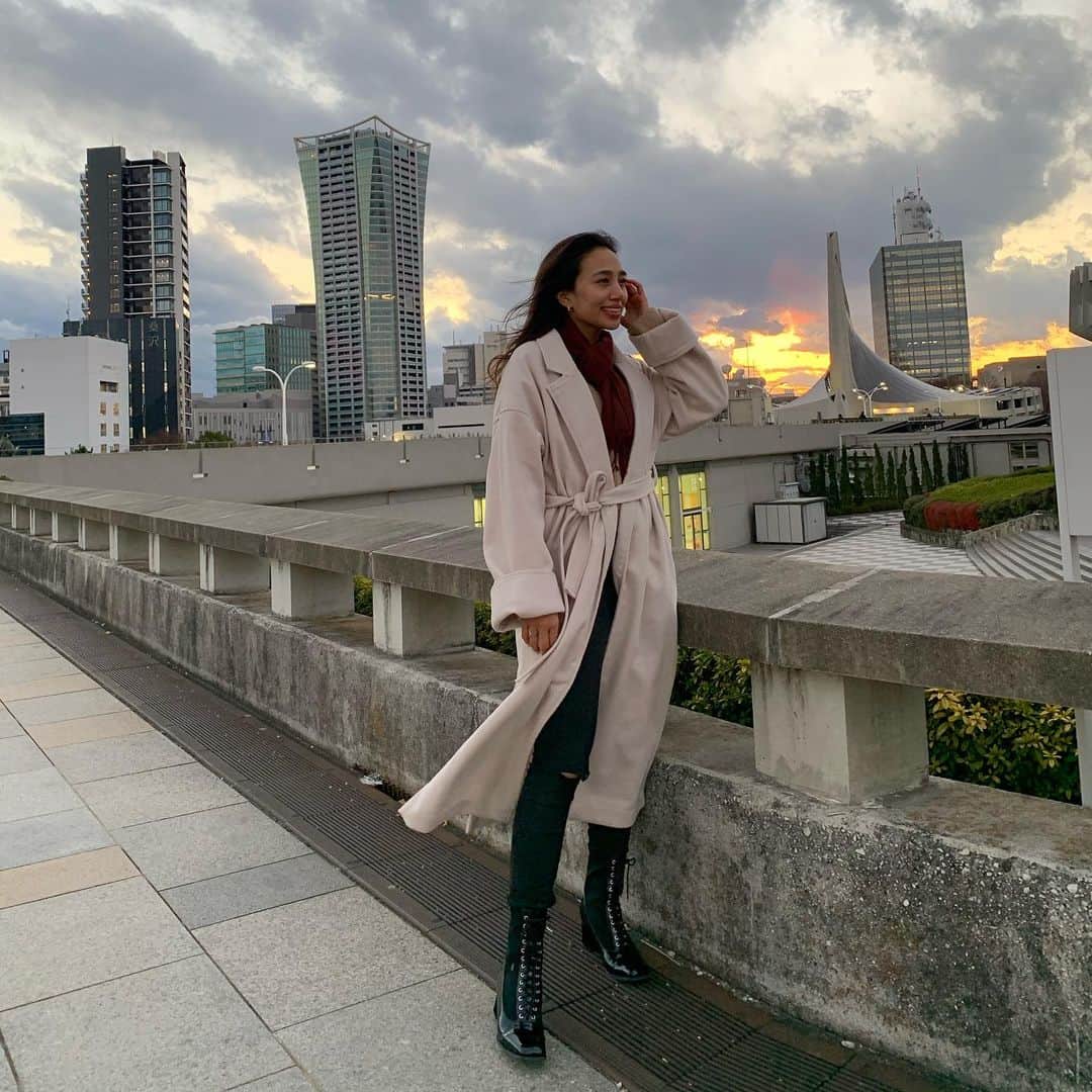 Megha Shrestha のインスタグラム：「寒い日は夕日が一段と綺麗✨✨ 去年から欲しかったロングコートを @arholiday で見つけました🙈 あまり選ばない色選んでみました✨  2021年はさらに大人コーデ心がけたい😍✨ Shoes は一目惚れの @_juemi_ BLACK です🎄  CHECK してね〜✨  #arholiday #アンティローザホリデー　#arholiday_ootd #wintercode #juemi #ootd #outfit #monastyle #大人コーデ」