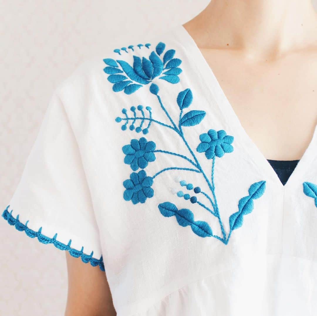 手紙社のインスタグラム：「【ハンガリー刺繍がほどこされたワンピースで華やかな気分に】﻿ ハンガリー刺繍とオリジナルデザインの刺繍を組み合わせて、一点もののワンピースを制作する「chebii」。元気の良いカラフルな花壇をイメージしたもの、青一色で表現された薔薇、若草広がるフレッシュなものなど、愛らしく美しい刺繍の様子をお楽しみください。﻿ ﻿ ▶︎「chebii（@hello_chebii）」さんのショップは「12/22（火）14:00」まで販売中！﻿ ﻿ ＜新しいオンラインフェスティバル・布博　開催概要＞﻿ 会期：2020年12月14日（月）〜26日（土）﻿ チケット：一般 1,000円／手紙社の部員 900円﻿ 会場：「新しいオンラインフェスティバル・布博」公式サイト﻿ ▶︎詳細は「@textilefabrics」プロフィールのURLから！﻿ ﻿ ーーーーー﻿ ﻿ ◎「新しいオンラインフェスティバル・布博」は3本立て！﻿ ﻿ 1）オンラインミーティング（番組）﻿ ▶︎12/14（月）〜19（土）毎日開催！﻿ 出展者による作品紹介やアトリエツアーなどの番組を生配信！﻿ 作り手との会話をお楽しみいただけます。﻿ ﻿ 2）オンラインショッピング﻿ ▶︎12/14（月）〜毎日異なる出展者が販売を開始します！﻿ 出展者による新作や、ここでしか買えない限定作品、もちろん、定番商品も購入することができます！﻿ ※それぞれの販売期間は公式サイトからご確認ください﻿ ﻿ 3）スペシャル音楽ライブ番組﻿ 12/20（日）は7時間を超える生放送をお届け！﻿ 豪華アーティスト4組による音楽ライブや、プロのスタイリストが布博アイテムのスタイリングを紹介する「ライブスタイリング」を生配信します！﻿ ﻿ #手紙社#手紙舎#布博#オンラインイベント#新しいオンラインフェスティバル#新しいオンラインフェスティバル布博#ブローチ博#布雑貨#手芸#テキスタイル#刺繍#ブローチ博#ハンドメイド#編み物#手織り#ハンバリー刺繍#ワンピース#chebii#tegamisha#nunohaku#textile#textiledesign#fabric#handmade#handcraft#accessory#embroidery」