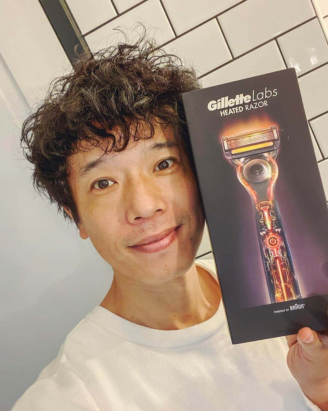 庄司智春さんのインスタグラム写真 - (庄司智春Instagram)「うちの奥さんからジレット(@gillettejapan)の温熱シェーバーのヒーテッドレーザープレゼントしてもらいました！ これめちゃくちゃ気持ちいい! 美容院とかでシェービングしてもらうときのスチームタオルの暖かさが感じられた！ しかも肌に優しいし ツルツルのスベスベになったよ！ #holidaygift  #クリスマスプレゼント #温熱シェーバー #ヒーテッドレーザー #髭剃り #カミソリ #ジレット #Gillette  #クリスマ スギフト #christmasgift  #夫婦時間#promotion #pr」12月21日 19時01分 - tomoharushoji