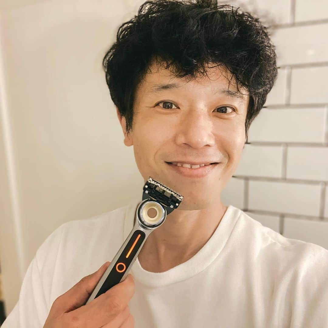 庄司智春さんのインスタグラム写真 - (庄司智春Instagram)「うちの奥さんからジレット(@gillettejapan)の温熱シェーバーのヒーテッドレーザープレゼントしてもらいました！ これめちゃくちゃ気持ちいい! 美容院とかでシェービングしてもらうときのスチームタオルの暖かさが感じられた！ しかも肌に優しいし ツルツルのスベスベになったよ！ #holidaygift  #クリスマスプレゼント #温熱シェーバー #ヒーテッドレーザー #髭剃り #カミソリ #ジレット #Gillette  #クリスマ スギフト #christmasgift  #夫婦時間#promotion #pr」12月21日 19時01分 - tomoharushoji