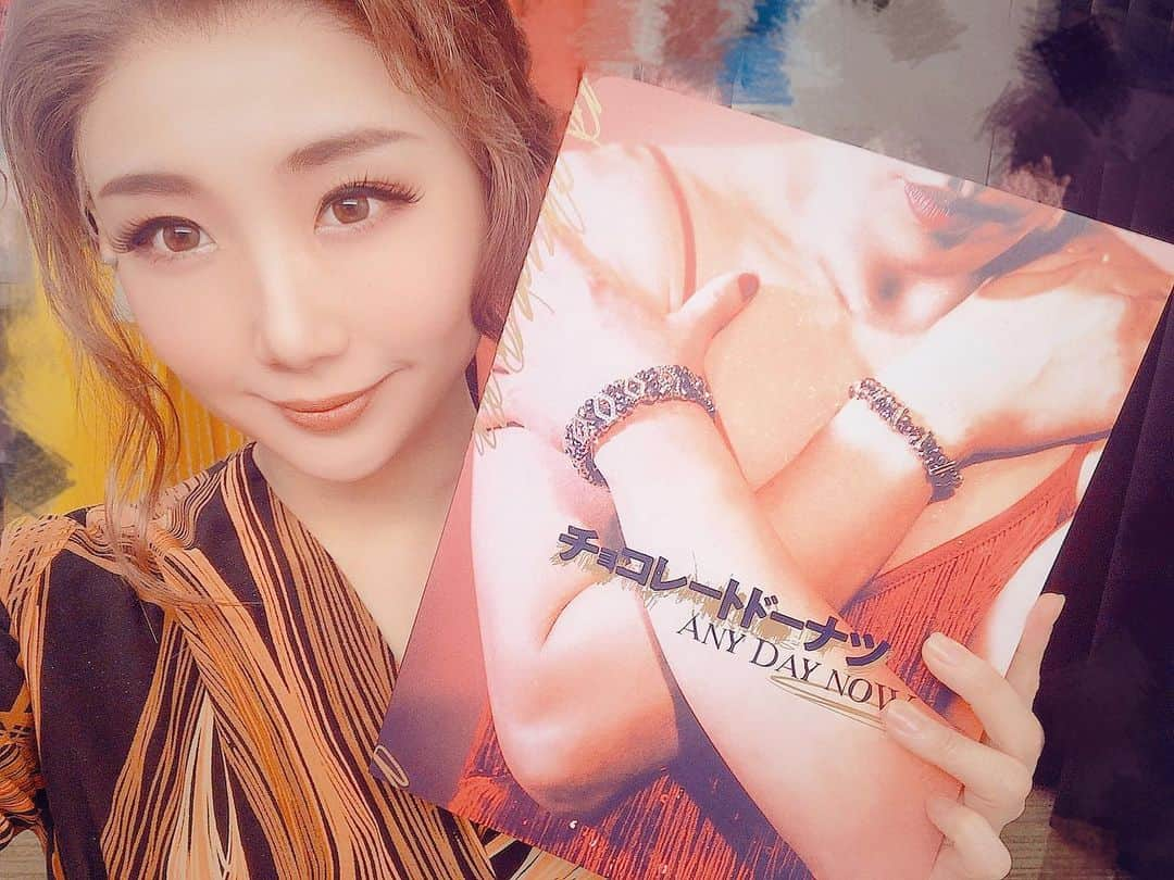 まりゑさんのインスタグラム写真 - (まりゑInstagram)「『チョコレートドーナツ』 パンフレット、とても素敵です📕この作品の世界観が詰まりまくってます🍩 PARCOオンラインショップにて販売も開始されました✨  #チョコレートドーナツ #チョコド #parco #parcostage #PARCO劇場 #パンフレット #parcoonlinestore #販売開始 #期間限定  #マリアンナ」12月21日 19時02分 - manmarumarie