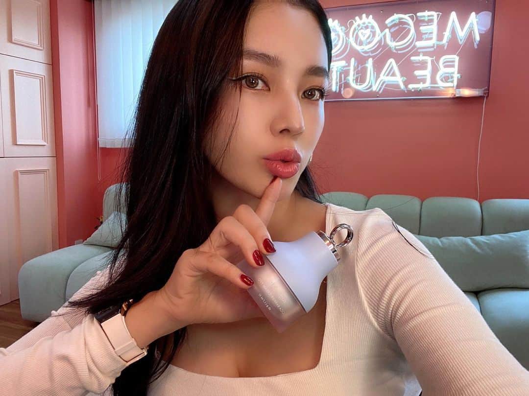 megbabyのインスタグラム：「発売日のお知らせです🥺✨  クリスマスボックスの即完売でみんなが新商品のクリームとリップマスクをとても楽しみにしてくれていることがわかって感動に浸る間もなく😭💕  みんなに早く使ってもらえるように、単品販売の準備を急いで私からのクリスマスプレゼントにできるようにしました🎅🎁  発売日は12月24日のクリスマスイヴに決定です🎄✨ みんなからの要望が多かったシカクリームリフィルのご用意もできました🥰  さらにプラスでうれしいお知らせもあります😍💗  🎄12月24日(木)17:00発売🎄 ✨CICA BARRIER CREAM PRO(美顔器付) ¥14,300(税込)  ✨LIP SLEEPING MASK ¥2,200(税込)  さらに💗 美顔器なしのクリーム単品発売も12月24日に決定！ シカクリームプロの美顔器蓋部分を付け替えてご使用いただけます♽  🎄12月24日(木)17:00発売🎄 ✨CICA BARRIER CREAM(美顔器なし) ￥5,940(税込)  ------------------------------ さらにさらに💗 売り切れ中のシカバリアアンプルの再販も同日決定！  🎄12月24日(木)17:00再販🎄 ✨CICA BARRIER AMPULE ¥4,510(税込)  ご自身やご家族へのクリスマスプレゼントにいかがでしょうか❄️🎅🎀 24日のクリスマスイヴは是非アラームをかけてお待ちください😍⏱💓  #MEGOODBEAUTY #mgbskin @megood__beauty 🎄💞」