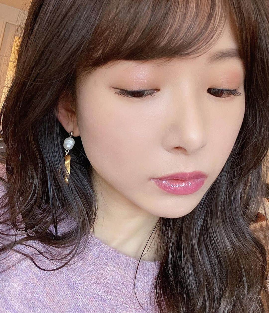 西川瑞希（みずきてぃ）さんのインスタグラム写真 - (西川瑞希（みずきてぃ）Instagram)「PINKE MAKE UP...💕💕💕どちらもキラキラがかわいい//  目元はベースにうっすらブラウンアイシャドウを仕込んでから真ん中にピンクシャドウを重ね付け。  リップもほんのりピンクの口紅を塗ってからピンクグロスを重ね付け。  @addictionbeauty_official #アディクション ザ アイシャドウ スパークル 013SP  @diormakeup #ディオール アディクト リップ マキシマイザー 019 トーキョーピンク  そのままでももちろん綺麗だけど、重ねて使うと馴染みやすくて使いやすいです☺︎  #makeup #mizukitotalbeauty #eyeshadow #lip #ピンクメイク #キラキラメイク #ラメ」12月21日 19時05分 - mizuki_nishikawa_