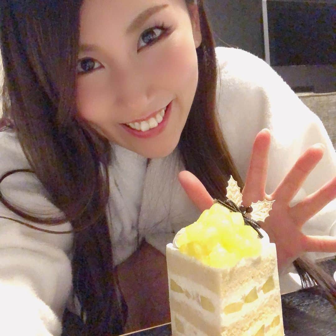 岡村真依さんのインスタグラム写真 - (岡村真依Instagram)「今年のクリスマスケーキ🍰は#satsuki の#新エクストラスーパーメロンショートケーキ 🍈🍈🍈  おいしいけど😋良いお値段（¥3800➕税）なのに店員さんたちが最悪すぎて二度と自分では買わない🤣🤣🤣  誰か買って来てくれたらもちろん食べる😍笑  🍓のケーキなくて、聞いたら今日の分はもう終わっちゃいました！って、、、 そしたらね、お会計してるとき、横で🍓ケーキ持ってきてショーケースに入れてて😲 せめて私たちが帰ってから出してよ〜😭笑 レジ前で、あれ？🍓あるの？って騒いでるのに、、、聞こえてるのに🍓に変えますか？とか、すみません、とか何もないし😭  レジのおばさんめちゃくちゃ冷たいし、接客とは思えないほど言い方、声のトーン最悪、笑顔なし❌  お会計まで済ませて🧮また後で取りくるって話しだったんだけど、、、、取りに来たときも列に並んでもらいますって、、、  そして取りにいったらお金払い終わってる人、普通に列に並ばないで受け取ってて、ほんと酷い意地悪な店員だったな😢  他にも怒ってるお客さんいて💦 そりゃ、この人たちの接客じゃおこるよね、、、って納得したな🎂  オータニの人たちはみんないい人だったのにー🏨✨✨  #パティスリーsatsuki #ニューオータニ #gotoトラベル #goto #sweets #接客業  #ケーキはおいしい #パティシエさんありがとう #🍈 #クリスマスケーキ #🎄」12月21日 19時05分 - maimai_maai