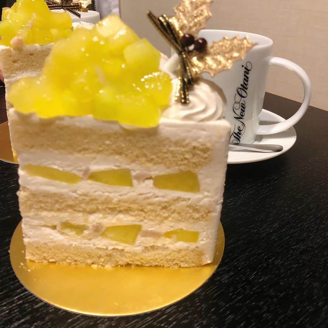 岡村真依さんのインスタグラム写真 - (岡村真依Instagram)「今年のクリスマスケーキ🍰は#satsuki の#新エクストラスーパーメロンショートケーキ 🍈🍈🍈  おいしいけど😋良いお値段（¥3800➕税）なのに店員さんたちが最悪すぎて二度と自分では買わない🤣🤣🤣  誰か買って来てくれたらもちろん食べる😍笑  🍓のケーキなくて、聞いたら今日の分はもう終わっちゃいました！って、、、 そしたらね、お会計してるとき、横で🍓ケーキ持ってきてショーケースに入れてて😲 せめて私たちが帰ってから出してよ〜😭笑 レジ前で、あれ？🍓あるの？って騒いでるのに、、、聞こえてるのに🍓に変えますか？とか、すみません、とか何もないし😭  レジのおばさんめちゃくちゃ冷たいし、接客とは思えないほど言い方、声のトーン最悪、笑顔なし❌  お会計まで済ませて🧮また後で取りくるって話しだったんだけど、、、、取りに来たときも列に並んでもらいますって、、、  そして取りにいったらお金払い終わってる人、普通に列に並ばないで受け取ってて、ほんと酷い意地悪な店員だったな😢  他にも怒ってるお客さんいて💦 そりゃ、この人たちの接客じゃおこるよね、、、って納得したな🎂  オータニの人たちはみんないい人だったのにー🏨✨✨  #パティスリーsatsuki #ニューオータニ #gotoトラベル #goto #sweets #接客業  #ケーキはおいしい #パティシエさんありがとう #🍈 #クリスマスケーキ #🎄」12月21日 19時05分 - maimai_maai