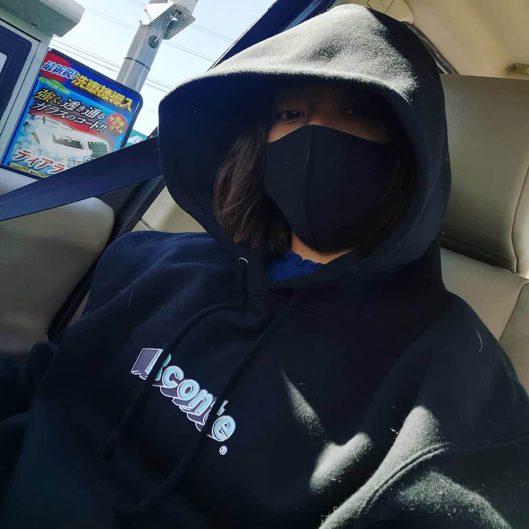 脇田恵子のインスタグラム：「New my black hoodie🖤2020. @rconte_tokyo.  一枚でオーバーサイズに着たいのでXLにした🖤 今日はタイツにショートブーツだったら下半身激寒だったから次はニーハイ合わせだな🤔。  洗車機入る前に写真撮ったら怪しい感じになっちゃった🤣。笑  同い年の @kento.hinata やること作るもの全部かっこいいんだなー。 気軽に会えないけどこうやって作品に触れれるだけでパワー分けてもらった気がするよね👌。  #おもちの毛だらけ #rconte #blackhoodie #hoodie」