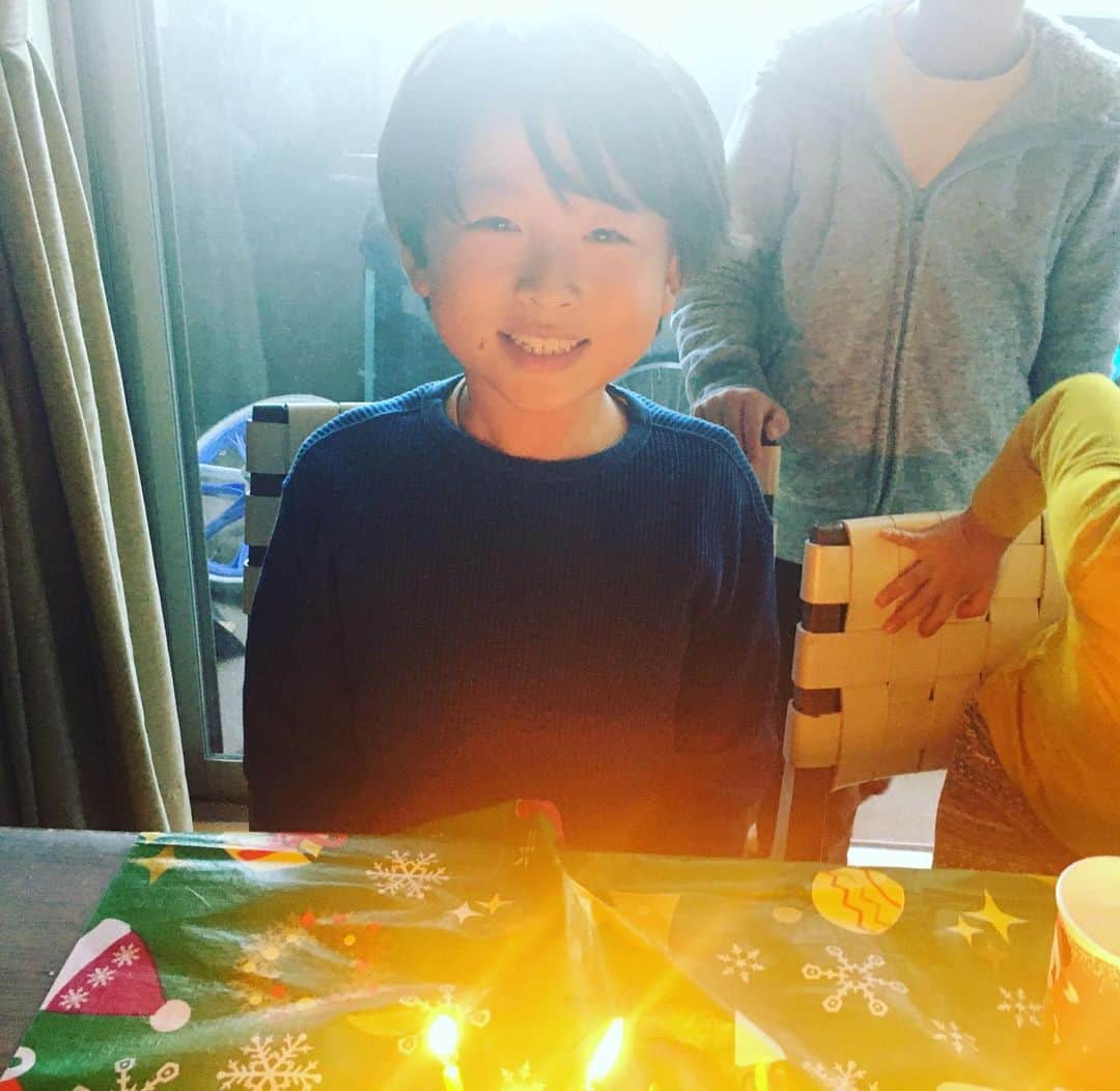 高村凛のインスタグラム：「週末に、少し早めのクリスマスパーティー🎉🎄🎅  珍しく可愛い顔で笑っている長男👏💕👏  みんなでまた新年会やろうね🍾🎉💕  #クリスマスパーティー #christmasparty」