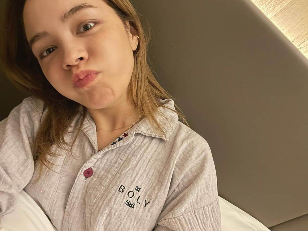 ステファニーのインスタグラム：「🏨🌙💙 先日、久しぶりの大阪。 次の日も大事なイベントだったし、時期も時期なので ホテルでゆっくり過ごしました。 泊まったホテルは中之島だったんだけど 前に住んでたお家から近かったので、夜景を見ながら いろんなことを振り返っていたらエモーショナルな 気持ちになりましたw 豹柄が大阪らしいなと思ったけど、嫌味のない感じで とてもお洒落なお部屋でした。 アメニティーがマルジェラなのが嬉しいよね！ 景色も綺麗で最高だったし オリジナルのパジャマが気持ちよかった☺︎ ありがとうございました。 #love #osaka #trip #hotel #thebolyosaka #大阪 #中之島」