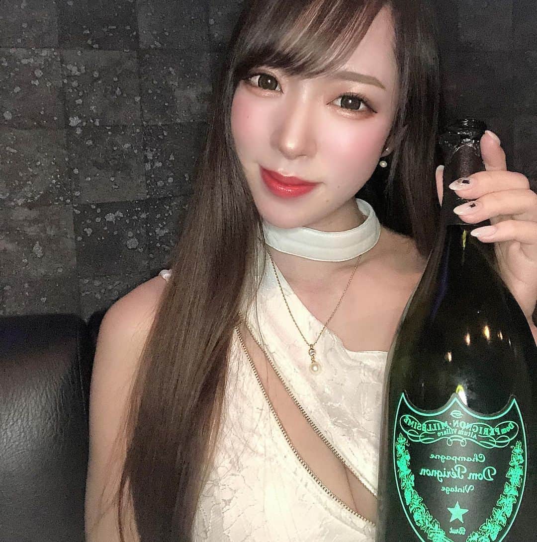 Rikaのインスタグラム：「. 扁桃炎なってます😢😢(何回目) わたしもともと肥大扁桃腺で 扁桃炎なりやすいんだって🥲 慢性化してます完全に₍ᐢ• ‧̫ •̥ᐢ₎ . 病院の先生にも「またあなたですか」 て言われた。。わら 「扁桃腺切りましょうね」 って言われたけどそんな簡単な話じゃないw 最近は「もうすぐで扁桃炎なりそうだなあ」って 分かるようになったから だいぶケアしてたんだけど。😭 この時期に本当に申し訳ないです😭 . いちおPCR検査も受けました‼️ 陰性だったよ🐻‍❄️🐻‍❄️あんしん. . . #キャバクラ #キャバ嬢 #ドレス  #ビジョビ #富士見町 #可愛い  #美容 #お酒 #育乳 #ヘアメイク  #キャバドレス #千葉 #バストアップ  #富士見町 #歌舞伎町 #北新地 #可愛い #フォローミー #筋トレ  #ナイトナビ #自撮り女子 #❤️ #ホスト #キャバスタグラム #夜職  #加工スタグラム #バースデー」