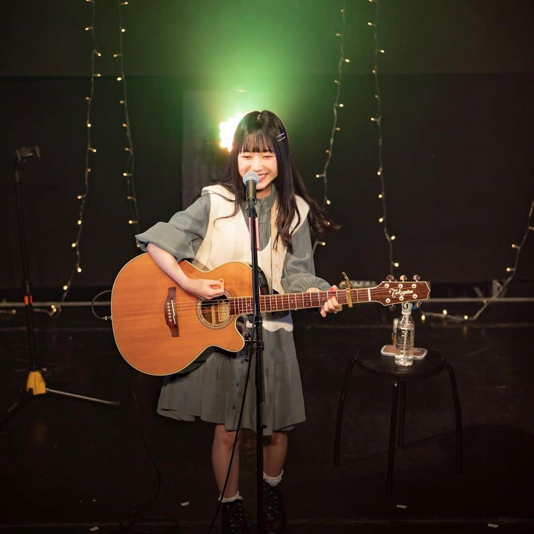 飯塚理珠（RIJU）さんのインスタグラム写真 - (飯塚理珠（RIJU）Instagram)「Riju Iizuka Premium Live & Talkshow ✧ . . 【セトリ】 １．Go! My Way!! ２．ステレオタイプ〈new〉 ３．切ない片想い〈new〉 ４．愛されているかな〈new〉 ~ Talkshow ~ ５．ピッツァスモールワールド ６．All because of summer ７．Lonely... ８．15の私 ９．明日への扉 . . TalkshowのMCには！ ゲストとしてゆうりたんが来てくれました💚 質問コーナーにお絵描き対決に、とても楽しかったあ😂🤍 . . Photo by @xokadaix さん 素敵な写真たくさん撮って頂きありがとうございました（ ; ; ）！ . . . #飯塚理珠 #RIJU  #ワンマンライブ #ワンマン #渋谷SPACEODD #渋谷スペースオッド #スペースオッド #spaceodd #oneman #live #ライブ #guitar #acoustic #singer #ssw #弾き語り #弾き語り女子 #ギター #トークショー #岩城優里 #ゆうりたんありがと #ライブ写真」12月21日 19時20分 - riju_0205