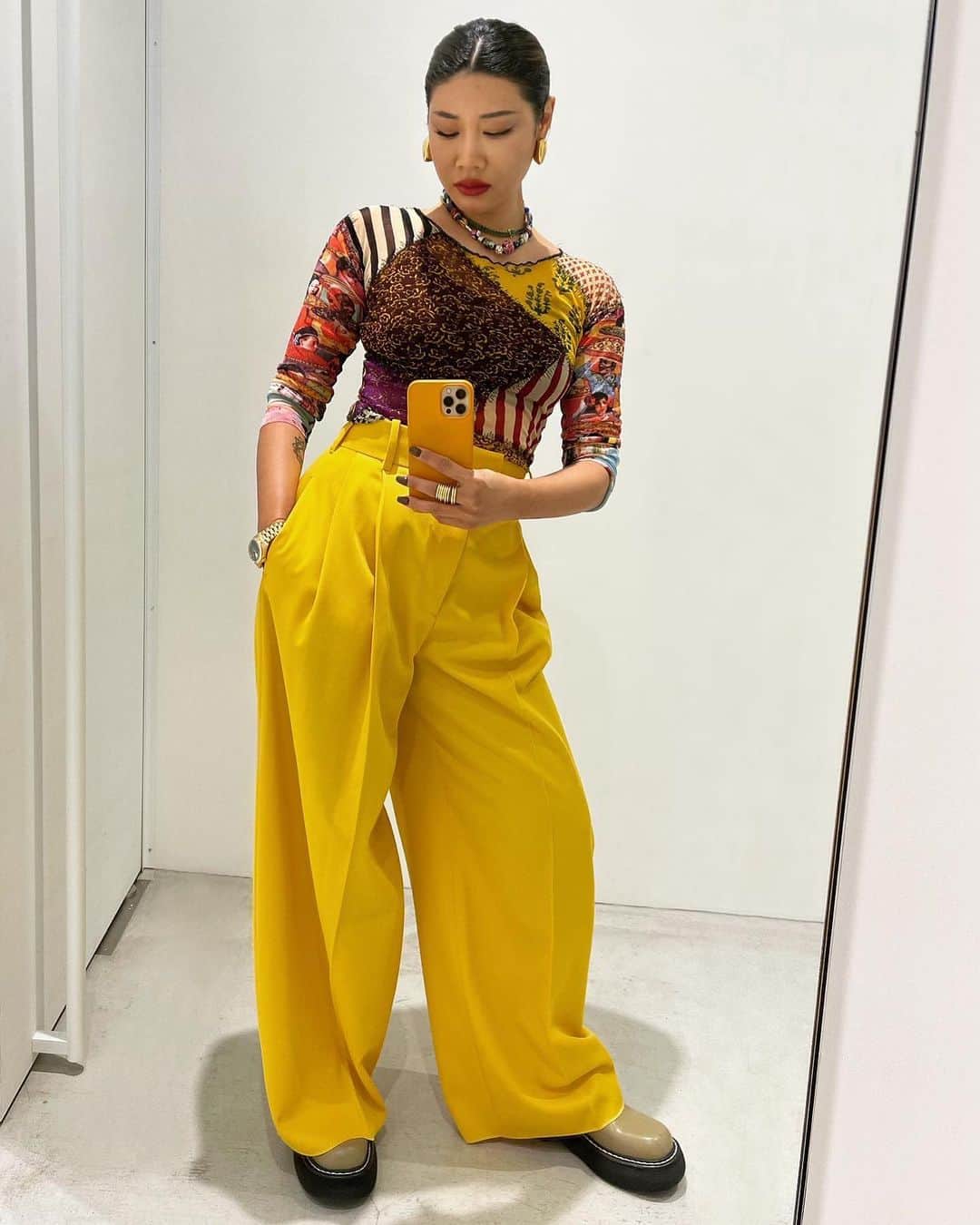 YOONのインスタグラム：「Pretty much my aura right now 💛💚」