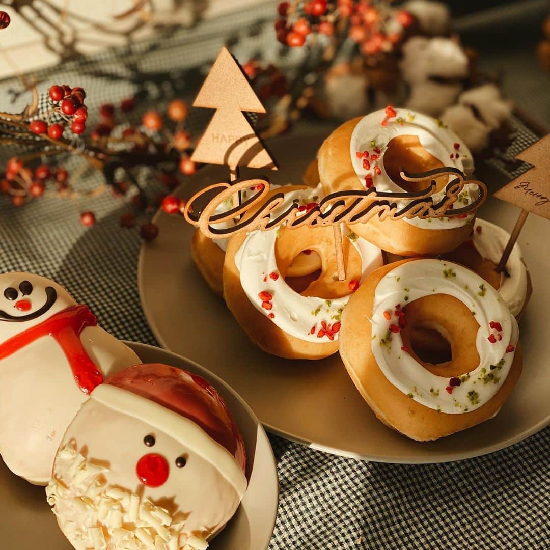 美生のインスタグラム：「#threem﻿ ﻿ ﻿ 今夜は食後に﻿ 娘たちのリクエストのドーナツ🎅🏻⛄️﻿ ﻿ ﻿ 毎年クリスマスやお誕生日は﻿ @threem.official のケーキトッパーがお決まり♡﻿ ﻿ ﻿ クリスマスまでカウントダウン♡﻿ サンタさんがくる日を﻿ 心待ちにしてる娘たちが﻿ なんとも愛おしい☺️﻿ ﻿ ﻿ ﻿」