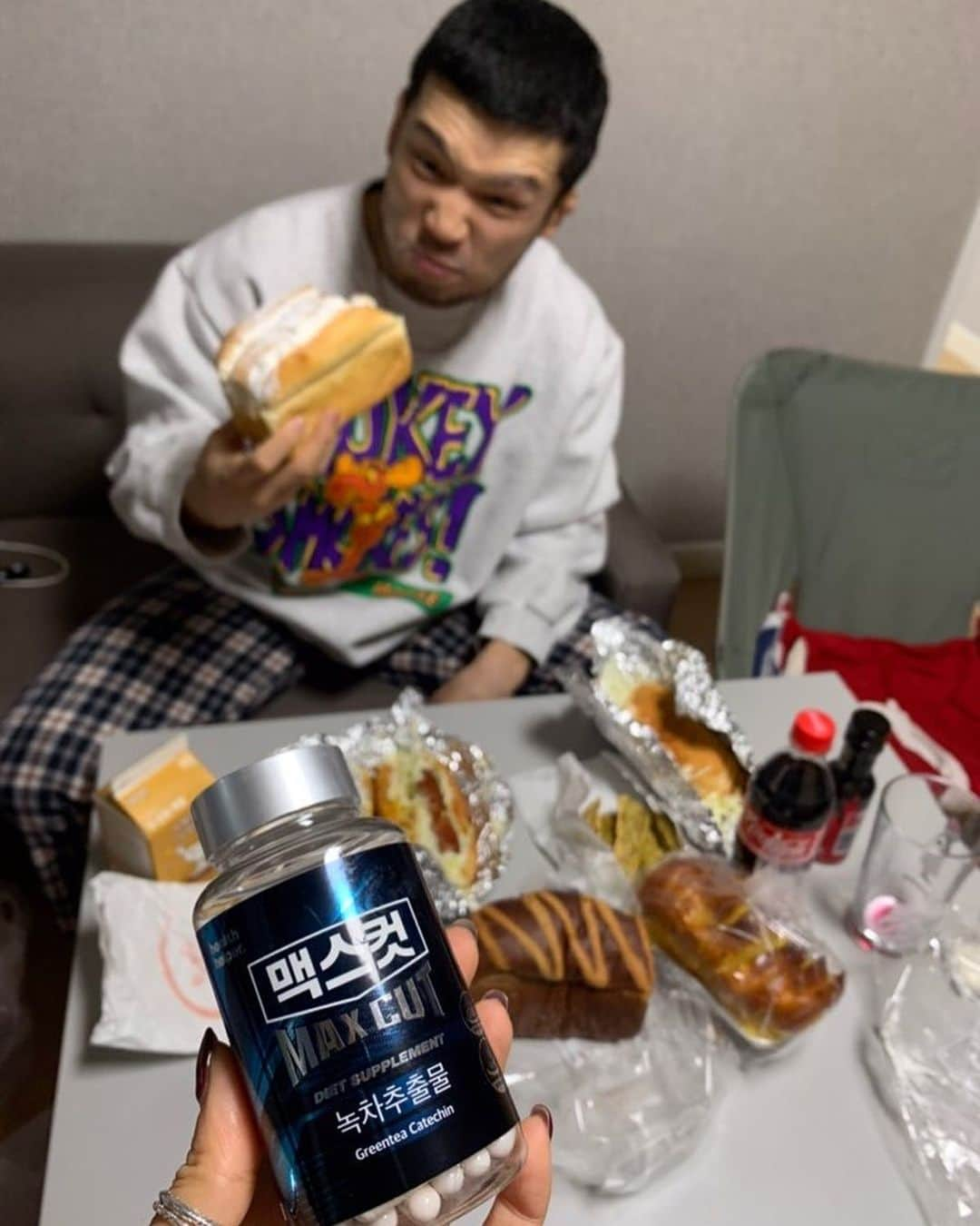 ジョン・チャンソンのインスタグラム：「코리안좀비MMA 선수들이 비시즌에도 체중을 관리하는 비법!!! ❤맥스컷!!❤️ #광고 #맥스컷 #헬스헬퍼 #탄수화물컷팅제 @healthhelper.kr @babyadriana88」