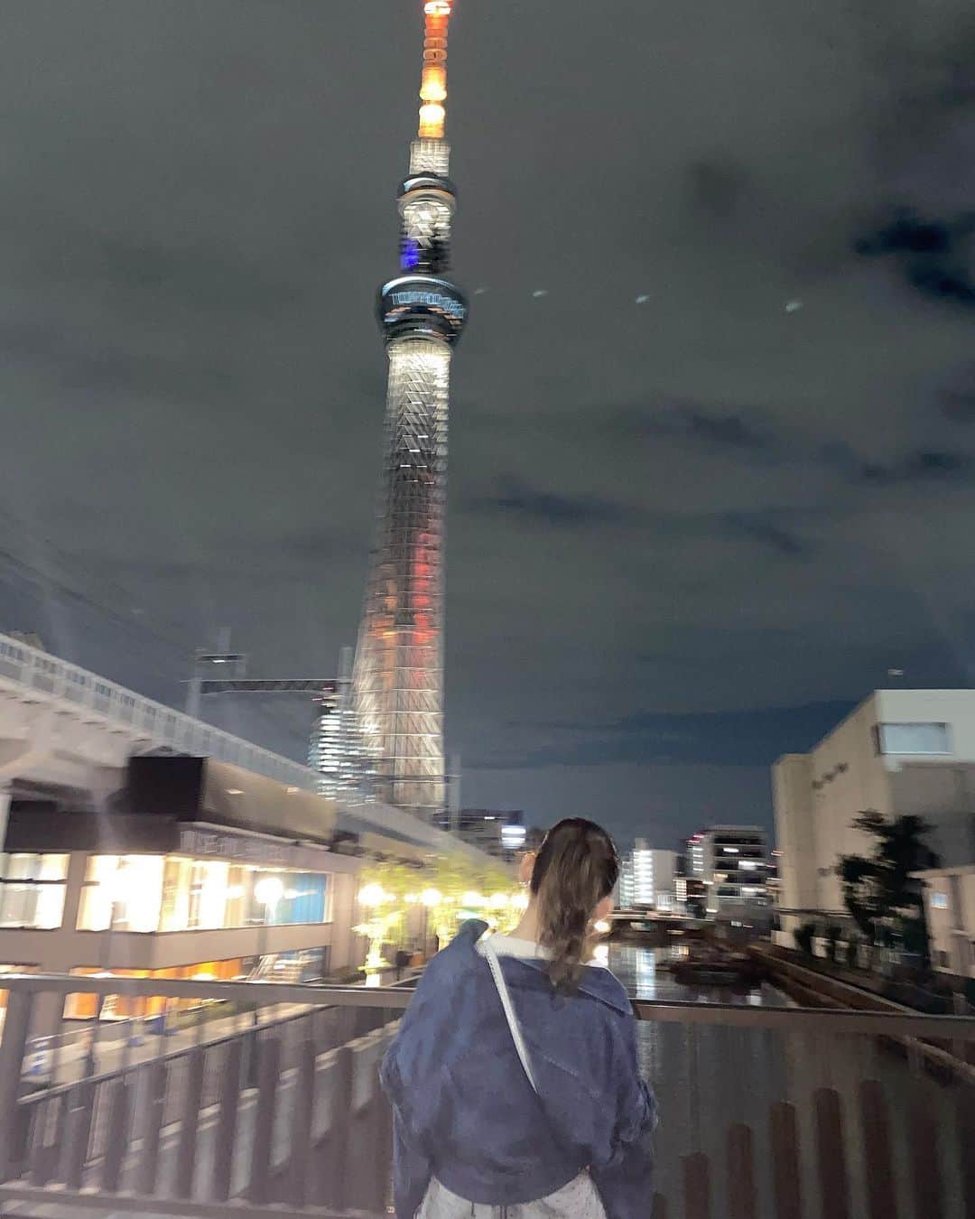 宮里莉羅のインスタグラム：「ずっと東京タワー派だったけど、 最近はスカイツリーも良いな〜。。 と感じてる今日この頃です。  #スカイツリー#東京観光」