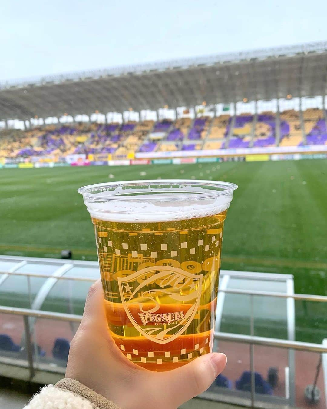 峰麻美さんのインスタグラム写真 - (峰麻美Instagram)「💛🍺💙  ただいま！  #soccer #football #jleague #vegalta #bellmare  #beer #beerstagram  #ベガルタ仙台 #湘南ベルマーレ #最終節 #ユアテックスタジアム仙台 #ビール党 #ビール部 #ビールクズ #ビール好き女子 #居酒屋すたじあむ仙台店 #めっちゃ雪降ってる #けど清水より暖かい笑笑」12月21日 19時26分 - asaaaaami.0702