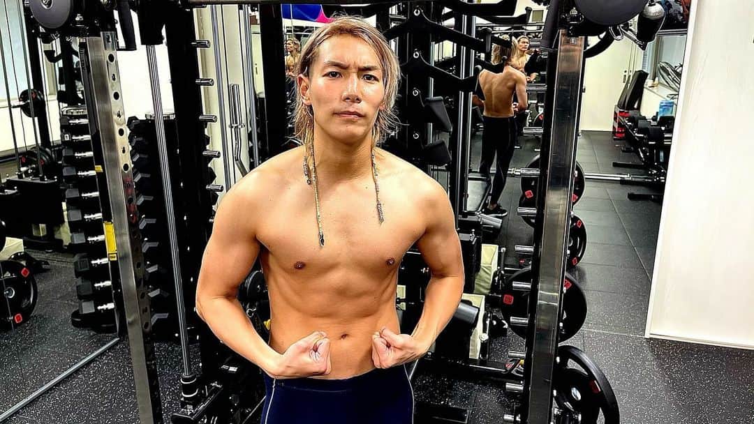 ジョーブログのインスタグラム：「やりきったぜ！応援してくれたみんなありがとう！ 3ヶ月でバキバキになったぜ👍 食べ歩きや飲み歩きの撮影しながらはマジでハードやった💦笑 みんな筋トレ結果発表の動画みてやあー😊  これからも何事にも全力全開で生きていきます！レディゴー👍」