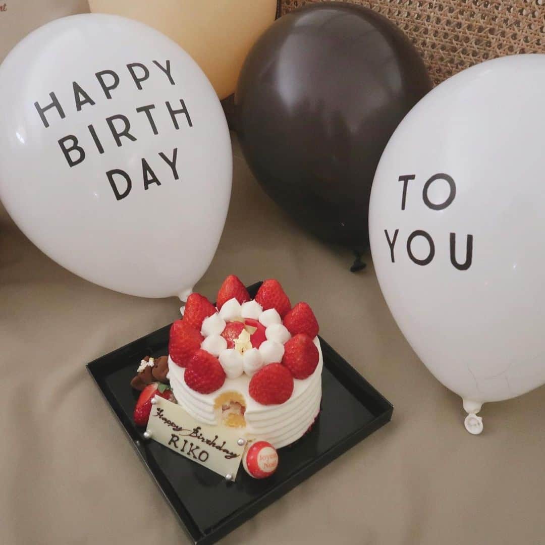 永井理子のインスタグラム：「今日で23歳になりました！  今年も大切な人たちと過ごせて幸せです 毎日笑顔でいられるのは そばにいてくれるみんなのおかげ。 感謝しています🥰 23歳の私もどうぞ、よろしくお願いします♡  I just turned 23 years old today.  お揃いのルームウェアは @lunangelina_official ⛄️  #1221」