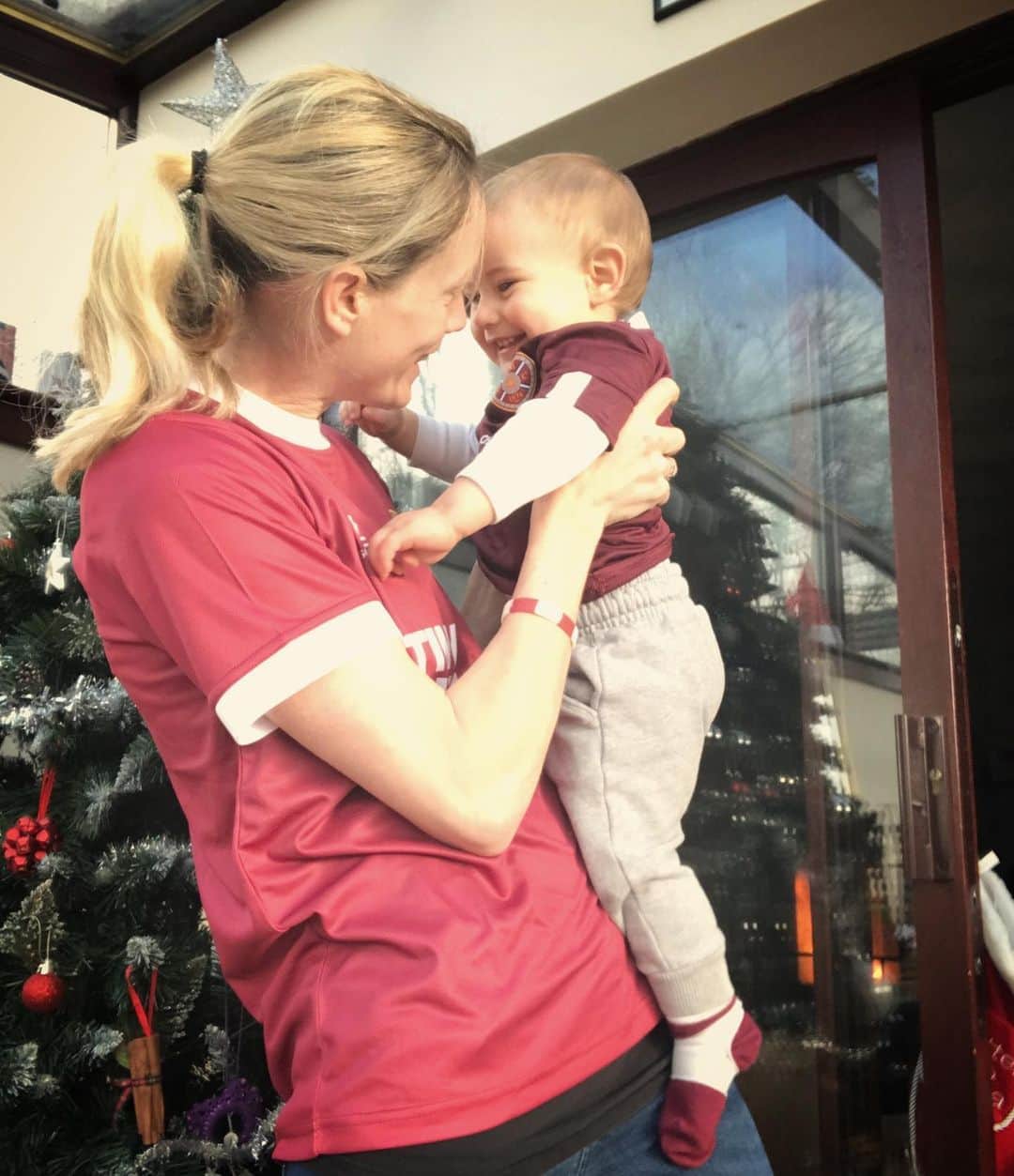 エイリー・チャイルドのインスタグラム：「Last year’s cup final he was at Hampden in Mummy’s tummy. This year he got to witness firsthand the emotional rollercoaster that comes with being a Jambo. The first of many wee man ❤️」