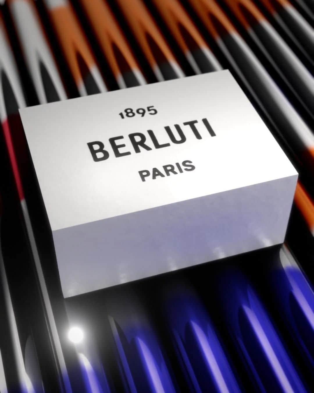 ベルルッティのインスタグラム：「- THE #BERLUTI MAISON WISHES YOU HAPPY HOLIDAYS -  Stay tuned, your Berluti gift is almost ready.  Our gift selection is available In-Store and on the E-Shop.」