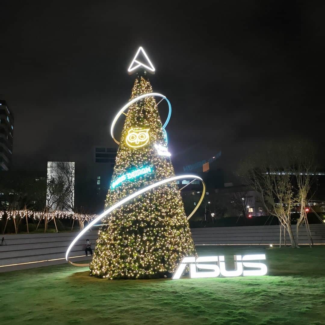ASUSさんのインスタグラム写真 - (ASUSInstagram)「Our amazing creatives from @asusdesigncenter did an incredible job with this year's #ASUS holiday tree at the HQ office. Slide through the photos to see how everything was set up! 🎄🎄🎄  #Christmas #christmastree #christmasdecor」12月21日 19時30分 - asus