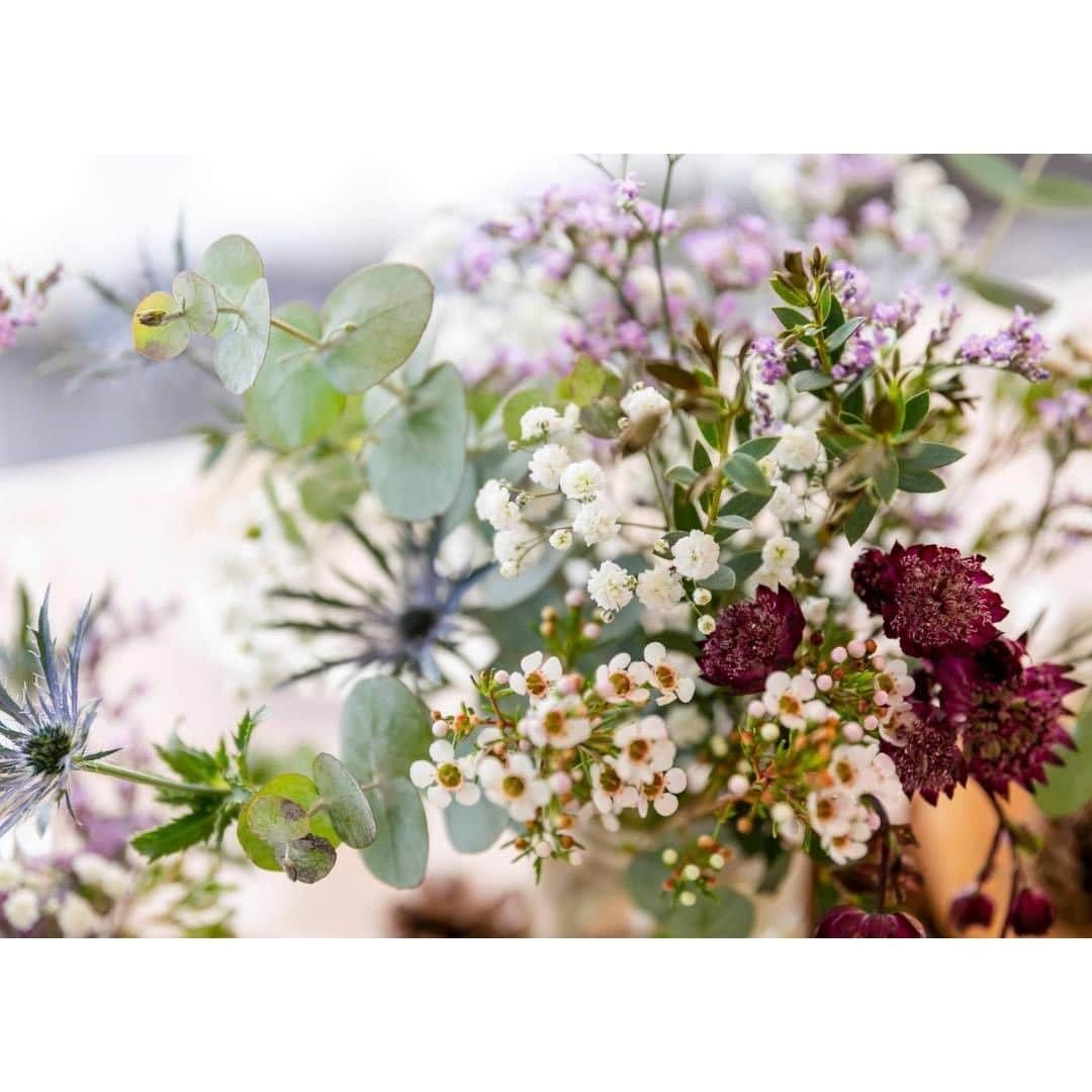 Wedding Park 公式さんのインスタグラム写真 - (Wedding Park 公式Instagram)「💐WEEKLY PICK UP ハナレポ💐  こんばんは！ ウエディングパークのハナレポ編集部です💁‍♀️  今週のピックアップは、 けいけいさまのハナレポ👰  「お花いっぱいの結婚式」の通り、 ナチュラルで温かい雰囲気に溢れた こだわりの小物が光ります✨✨  秋婚ということで、 秋っぽい小物が細部にちりばめられているのがポイント♡  ＜この式場を決めたポイント＞ レストランウェディングでガーデン挙式ができ、 少人数で等身大の結婚式ができるところ 憧れのガーデン挙式もできることも決め手🌸  💒この結婚式場を詳しく 巴里市場（鹿児島） https://www.weddingpark.net/000016f5/  💍この結婚式についてもっと詳しく ▼けいけいさまのハナレポ♡ https://www.weddingpark.net/hanarepo/8706/  ーーーーーー #ベストハナレポ にエントリーしよう👑  @weddingpark をフォロー ＋#ベストハナレポ をつけて 投稿してください♡  ベストハナレポに選ばれた花嫁さまは 月末に表彰投稿をさせていただいています♩  たくさんのご参加お待ちしています！  ーーーーーー #プレ花嫁 #式場探し　#2020婚 #2021婚 #2020冬婚 #2021春婚 #ちーむ2020 #日本中のプレ花嫁さんと繋がりたい #結婚式 #結婚式準備 #結婚準備 #プロポーズ #ウエパ #ウエディングパーク　#ハナレポ　#巴里市場 ーーーーーー」12月21日 19時30分 - weddingpark
