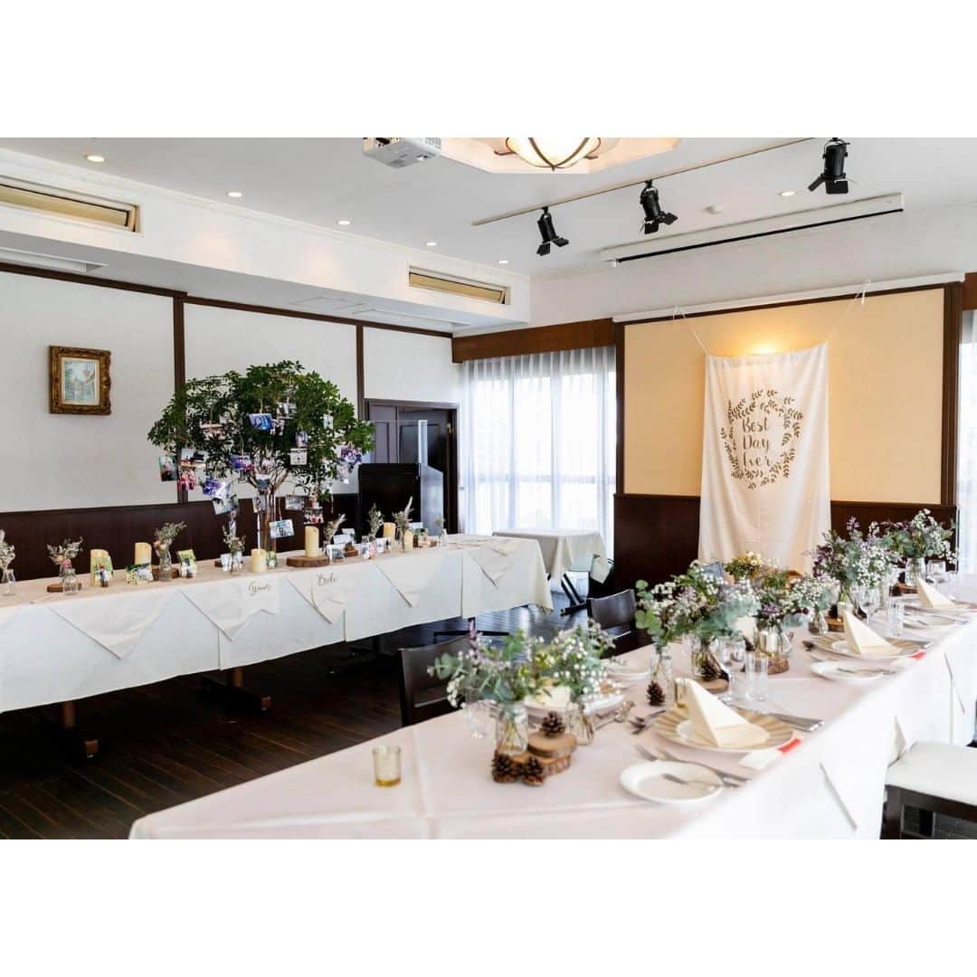 Wedding Park 公式さんのインスタグラム写真 - (Wedding Park 公式Instagram)「💐WEEKLY PICK UP ハナレポ💐  こんばんは！ ウエディングパークのハナレポ編集部です💁‍♀️  今週のピックアップは、 けいけいさまのハナレポ👰  「お花いっぱいの結婚式」の通り、 ナチュラルで温かい雰囲気に溢れた こだわりの小物が光ります✨✨  秋婚ということで、 秋っぽい小物が細部にちりばめられているのがポイント♡  ＜この式場を決めたポイント＞ レストランウェディングでガーデン挙式ができ、 少人数で等身大の結婚式ができるところ 憧れのガーデン挙式もできることも決め手🌸  💒この結婚式場を詳しく 巴里市場（鹿児島） https://www.weddingpark.net/000016f5/  💍この結婚式についてもっと詳しく ▼けいけいさまのハナレポ♡ https://www.weddingpark.net/hanarepo/8706/  ーーーーーー #ベストハナレポ にエントリーしよう👑  @weddingpark をフォロー ＋#ベストハナレポ をつけて 投稿してください♡  ベストハナレポに選ばれた花嫁さまは 月末に表彰投稿をさせていただいています♩  たくさんのご参加お待ちしています！  ーーーーーー #プレ花嫁 #式場探し　#2020婚 #2021婚 #2020冬婚 #2021春婚 #ちーむ2020 #日本中のプレ花嫁さんと繋がりたい #結婚式 #結婚式準備 #結婚準備 #プロポーズ #ウエパ #ウエディングパーク　#ハナレポ　#巴里市場 ーーーーーー」12月21日 19時30分 - weddingpark