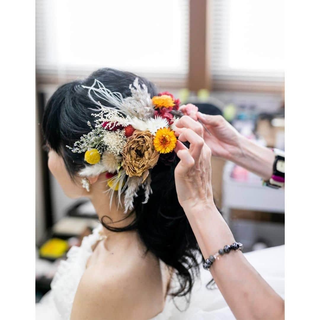 Wedding Park 公式さんのインスタグラム写真 - (Wedding Park 公式Instagram)「💐WEEKLY PICK UP ハナレポ💐  こんばんは！ ウエディングパークのハナレポ編集部です💁‍♀️  今週のピックアップは、 けいけいさまのハナレポ👰  「お花いっぱいの結婚式」の通り、 ナチュラルで温かい雰囲気に溢れた こだわりの小物が光ります✨✨  秋婚ということで、 秋っぽい小物が細部にちりばめられているのがポイント♡  ＜この式場を決めたポイント＞ レストランウェディングでガーデン挙式ができ、 少人数で等身大の結婚式ができるところ 憧れのガーデン挙式もできることも決め手🌸  💒この結婚式場を詳しく 巴里市場（鹿児島） https://www.weddingpark.net/000016f5/  💍この結婚式についてもっと詳しく ▼けいけいさまのハナレポ♡ https://www.weddingpark.net/hanarepo/8706/  ーーーーーー #ベストハナレポ にエントリーしよう👑  @weddingpark をフォロー ＋#ベストハナレポ をつけて 投稿してください♡  ベストハナレポに選ばれた花嫁さまは 月末に表彰投稿をさせていただいています♩  たくさんのご参加お待ちしています！  ーーーーーー #プレ花嫁 #式場探し　#2020婚 #2021婚 #2020冬婚 #2021春婚 #ちーむ2020 #日本中のプレ花嫁さんと繋がりたい #結婚式 #結婚式準備 #結婚準備 #プロポーズ #ウエパ #ウエディングパーク　#ハナレポ　#巴里市場 ーーーーーー」12月21日 19時30分 - weddingpark
