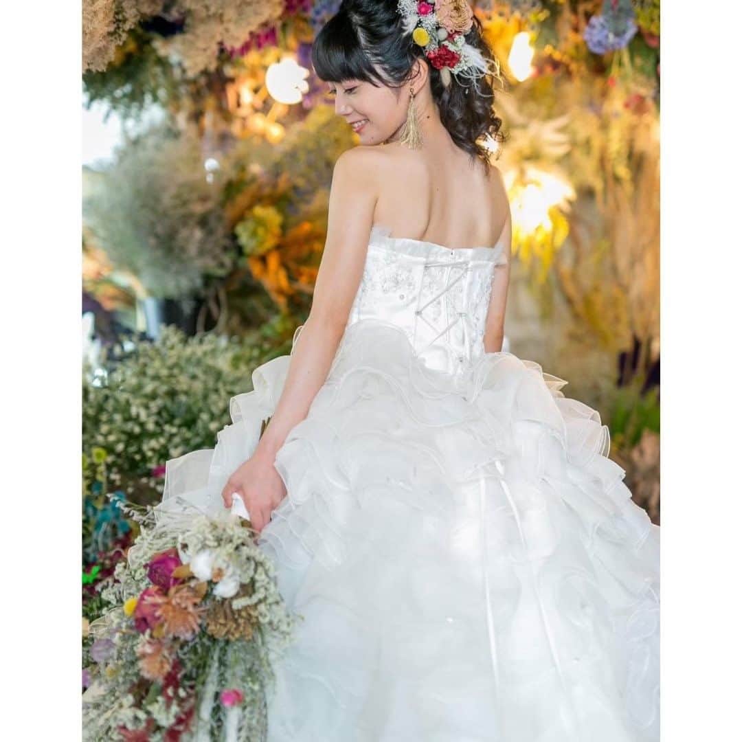 Wedding Park 公式さんのインスタグラム写真 - (Wedding Park 公式Instagram)「💐WEEKLY PICK UP ハナレポ💐  こんばんは！ ウエディングパークのハナレポ編集部です💁‍♀️  今週のピックアップは、 けいけいさまのハナレポ👰  「お花いっぱいの結婚式」の通り、 ナチュラルで温かい雰囲気に溢れた こだわりの小物が光ります✨✨  秋婚ということで、 秋っぽい小物が細部にちりばめられているのがポイント♡  ＜この式場を決めたポイント＞ レストランウェディングでガーデン挙式ができ、 少人数で等身大の結婚式ができるところ 憧れのガーデン挙式もできることも決め手🌸  💒この結婚式場を詳しく 巴里市場（鹿児島） https://www.weddingpark.net/000016f5/  💍この結婚式についてもっと詳しく ▼けいけいさまのハナレポ♡ https://www.weddingpark.net/hanarepo/8706/  ーーーーーー #ベストハナレポ にエントリーしよう👑  @weddingpark をフォロー ＋#ベストハナレポ をつけて 投稿してください♡  ベストハナレポに選ばれた花嫁さまは 月末に表彰投稿をさせていただいています♩  たくさんのご参加お待ちしています！  ーーーーーー #プレ花嫁 #式場探し　#2020婚 #2021婚 #2020冬婚 #2021春婚 #ちーむ2020 #日本中のプレ花嫁さんと繋がりたい #結婚式 #結婚式準備 #結婚準備 #プロポーズ #ウエパ #ウエディングパーク　#ハナレポ　#巴里市場 ーーーーーー」12月21日 19時30分 - weddingpark