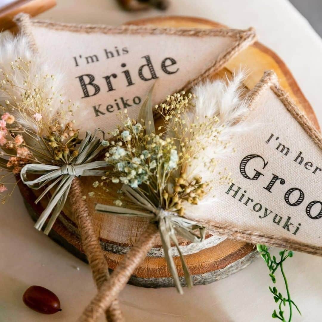Wedding Park 公式のインスタグラム：「💐WEEKLY PICK UP ハナレポ💐  こんばんは！ ウエディングパークのハナレポ編集部です💁‍♀️  今週のピックアップは、 けいけいさまのハナレポ👰  「お花いっぱいの結婚式」の通り、 ナチュラルで温かい雰囲気に溢れた こだわりの小物が光ります✨✨  秋婚ということで、 秋っぽい小物が細部にちりばめられているのがポイント♡  ＜この式場を決めたポイント＞ レストランウェディングでガーデン挙式ができ、 少人数で等身大の結婚式ができるところ 憧れのガーデン挙式もできることも決め手🌸  💒この結婚式場を詳しく 巴里市場（鹿児島） https://www.weddingpark.net/000016f5/  💍この結婚式についてもっと詳しく ▼けいけいさまのハナレポ♡ https://www.weddingpark.net/hanarepo/8706/  ーーーーーー #ベストハナレポ にエントリーしよう👑  @weddingpark をフォロー ＋#ベストハナレポ をつけて 投稿してください♡  ベストハナレポに選ばれた花嫁さまは 月末に表彰投稿をさせていただいています♩  たくさんのご参加お待ちしています！  ーーーーーー #プレ花嫁 #式場探し　#2020婚 #2021婚 #2020冬婚 #2021春婚 #ちーむ2020 #日本中のプレ花嫁さんと繋がりたい #結婚式 #結婚式準備 #結婚準備 #プロポーズ #ウエパ #ウエディングパーク　#ハナレポ　#巴里市場 ーーーーーー」