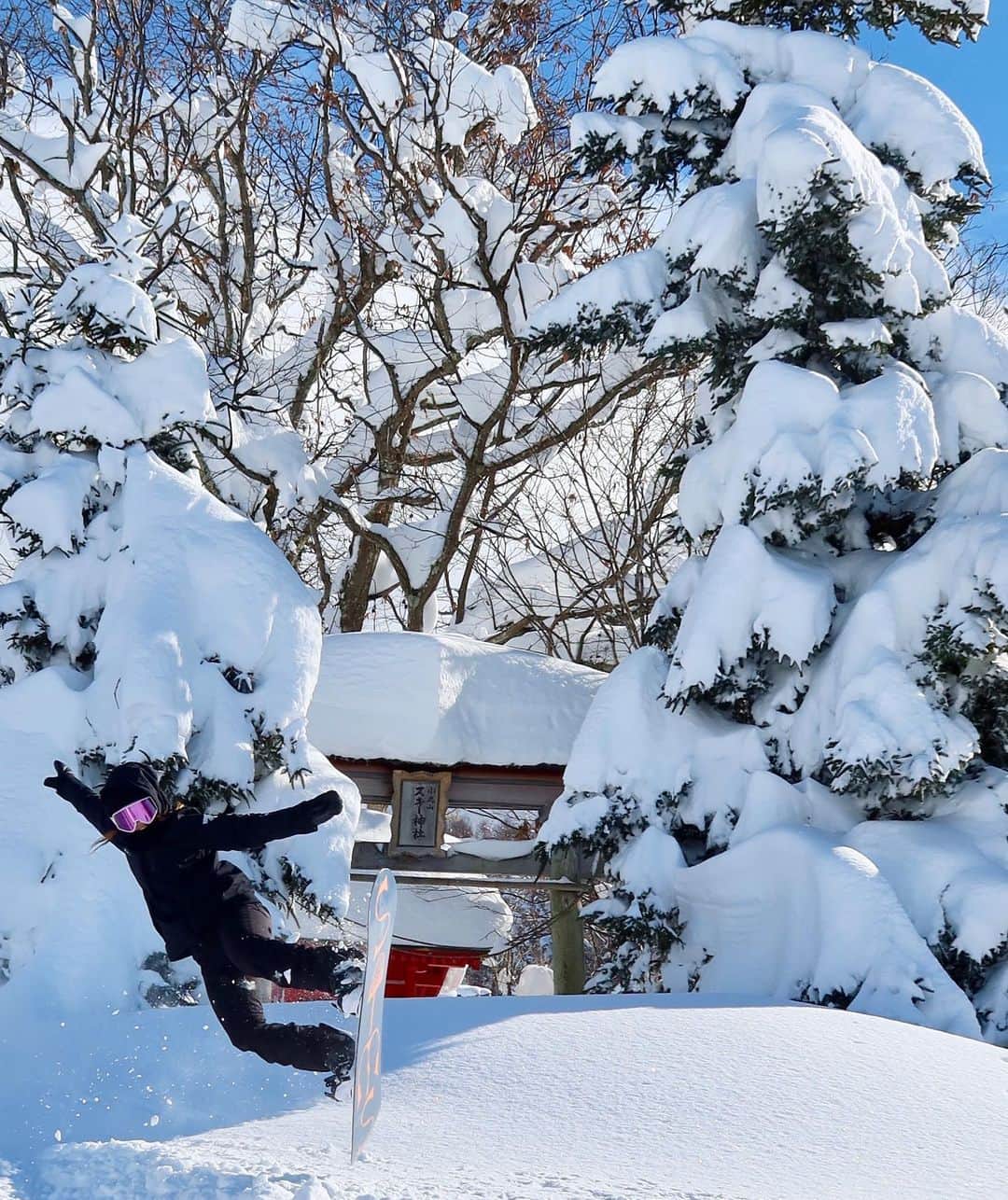 hoshinofumikaのインスタグラム：「WT🔥💦 神様もビックリ🏂💦📸⛩笑 今シーズンも皆が笑顔たくさん、雪たくさん🔥 怪我なく全力で駆け抜けれる冬になりますように🙏⛩♡ いい瞬間を撮ってれてありがとう笑⛩🧚‍♀️💖  📸 @taku_ride.on.board  . . . .  #snowboarding #snowboard #snow #winter #japan #ootd #スノーボード #スノボ #スノボー #スノボ女子 #スノボ好きな人と繋がりたい #冬 #スキー場 #スキー #小丸山スキー場　#⛩ #神社 #simsnowgirl #仲間　#スノボ仲間」
