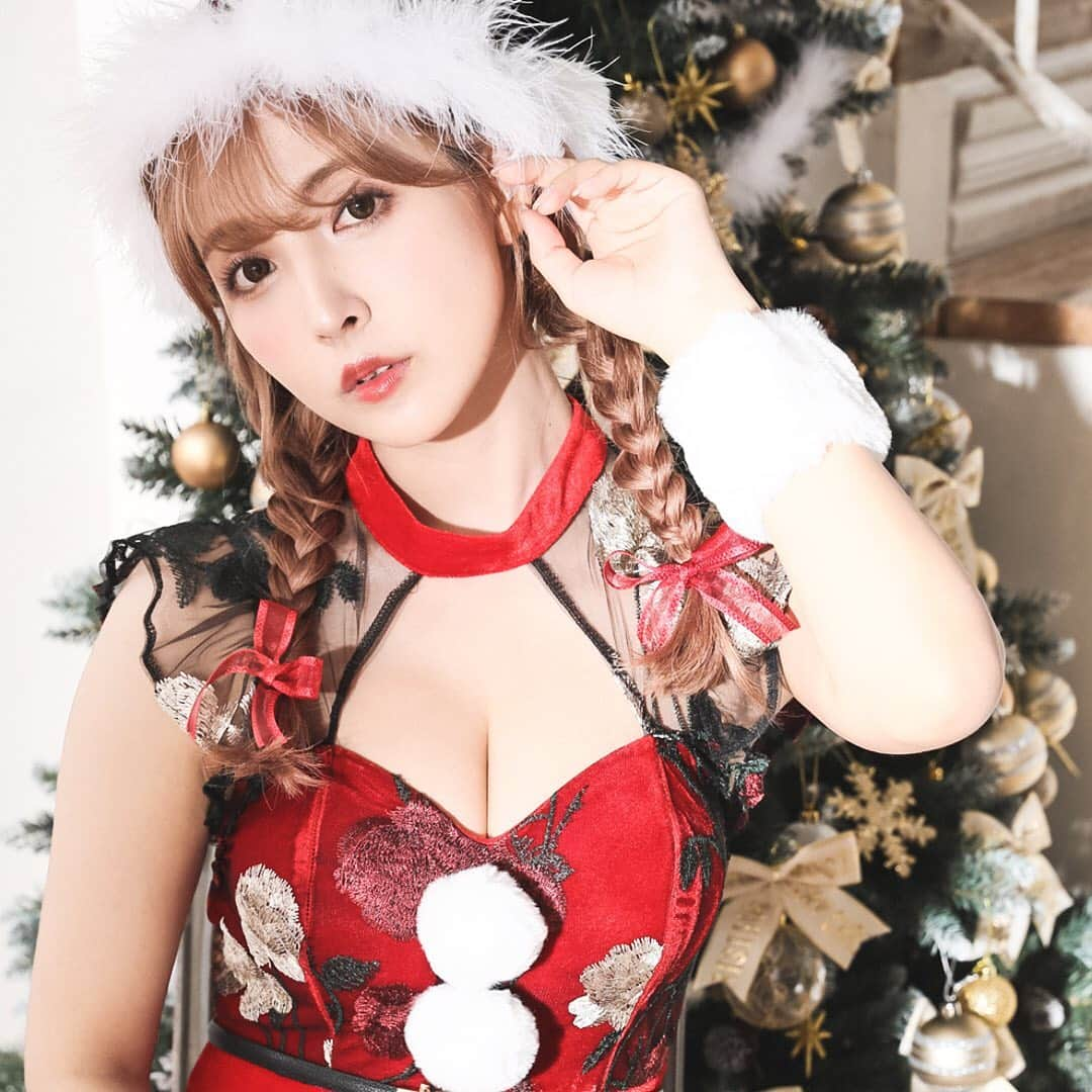 シュガーさんのインスタグラム写真 - (シュガーInstagram)「.  クリスマスまであと４日🎄♥️  人気のサンタコスが次々と完売…💦 三上悠亜ちゃん着用の #クラシカル刺繍フラワーフレアサンタ も残りわずかです😱😱⚠️  今買わないと間に合わないかも🥺💦 まだのひとは急いで❣  No.7151SB　￥8,980  @yua_mikami  #三上悠亜 #サンタコス #クリスマス #サンタコスプレ #コスプレ #キャバクラ #キャバ嬢 #キャバドレス #ドレス #ミニドレス #ナイトドレス #ドレス買うならシュガー #キャバドレス通販 #キャバ通販 #ドレス通販 #ドレスショップ  #ドレスショップ ショップシュガー #followme #dress #歌舞伎町 #六本木 #銀座 #北新地 #ミナミ #すすきの #中洲」12月21日 19時32分 - dress_sugar