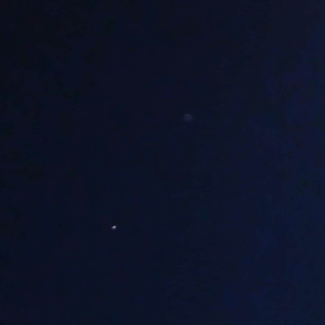 府川唯未さんのインスタグラム写真 - (府川唯未Instagram)「土星と木星🪐が３９７年ぶりに急接近するから、夜空を見上げてみて下さいって、さっき私天気予報読んだのに‥これかなぁ？？？😅 7時ギリギリの写真。  #湘南ビーチFM #アシスタント #トワイライト #お天気ニュース #土星 #木星 #急接近 #夜空」12月21日 19時43分 - yumifukawa_official