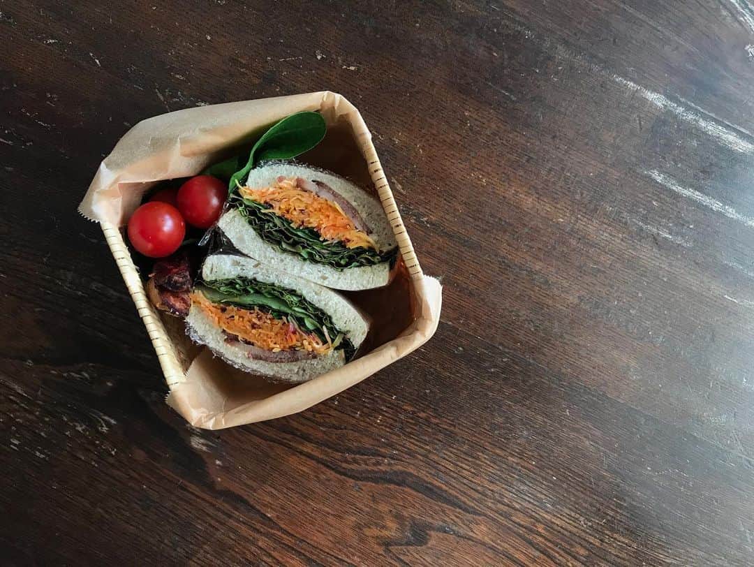 kanaのインスタグラム：「鱖魚群 (さけのうおむらがる)  @lotusgranola  からの 冬にんじんは 麻子さんのレシピで にんじんサラダにして サンドイッチで戴きしました  千切りしてる最中にお味見 驚くほど甘く しっかり歯応えがある レシピに出来るだけ細くとある 意味が分かった 美しい色に見惚れて なかなか包丁が進まなかった 笑  #ロータスグラノーラ #冬のお届け便 #冬にんじん #キセツノオヤサイ葉屋」