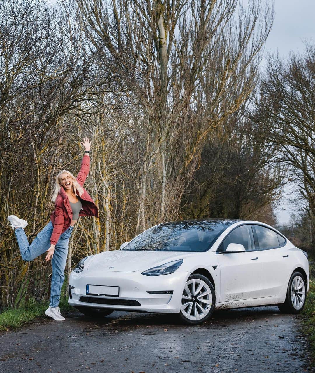 Zanna Van Dijkさんのインスタグラム写真 - (Zanna Van DijkInstagram)「Meet Terence the Tesla 🚗💨  My nippy lil electric car who I adore! His maiden voyage was meant to be up to Yorkshire, but for now he’ll be taking me too and from the Surrey hills and the supermarket 🥰♥️ #teslamodel3 #electriccar #teslamotors」12月21日 19時42分 - zannavandijk
