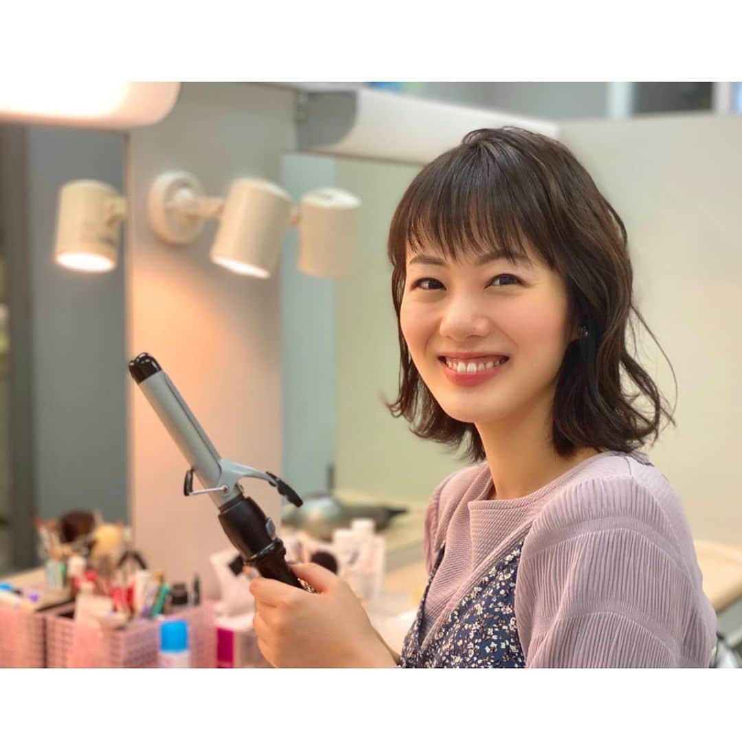 高橋真理恵さんのインスタグラム写真 - (高橋真理恵Instagram)「* 先程、YouTubeのカンテレアナウンサーチャンネルに 以下の動画がアップされました‼️  毎朝、#メイク して、 #ヘアセット してもらって、 気合を入れて、本番へ向かいます。  気合が入るか入らないかの 間の時間ですが、 すっぴんではないのでご安心下さい❗️  ▶️YouTube『女性アナウンサー＠メイク室』💄 今日は関西の朝の顔🌤️ 高橋真理恵アナウンサーの #メイク室 の様子に密着📹 #プロのメイク さんが作る “#フワフワボブスタイル ”を大公開🤩 #25mmのコテ さえあれば簡単に作れます👩‍🦱」12月21日 19時43分 - marie___takahashi