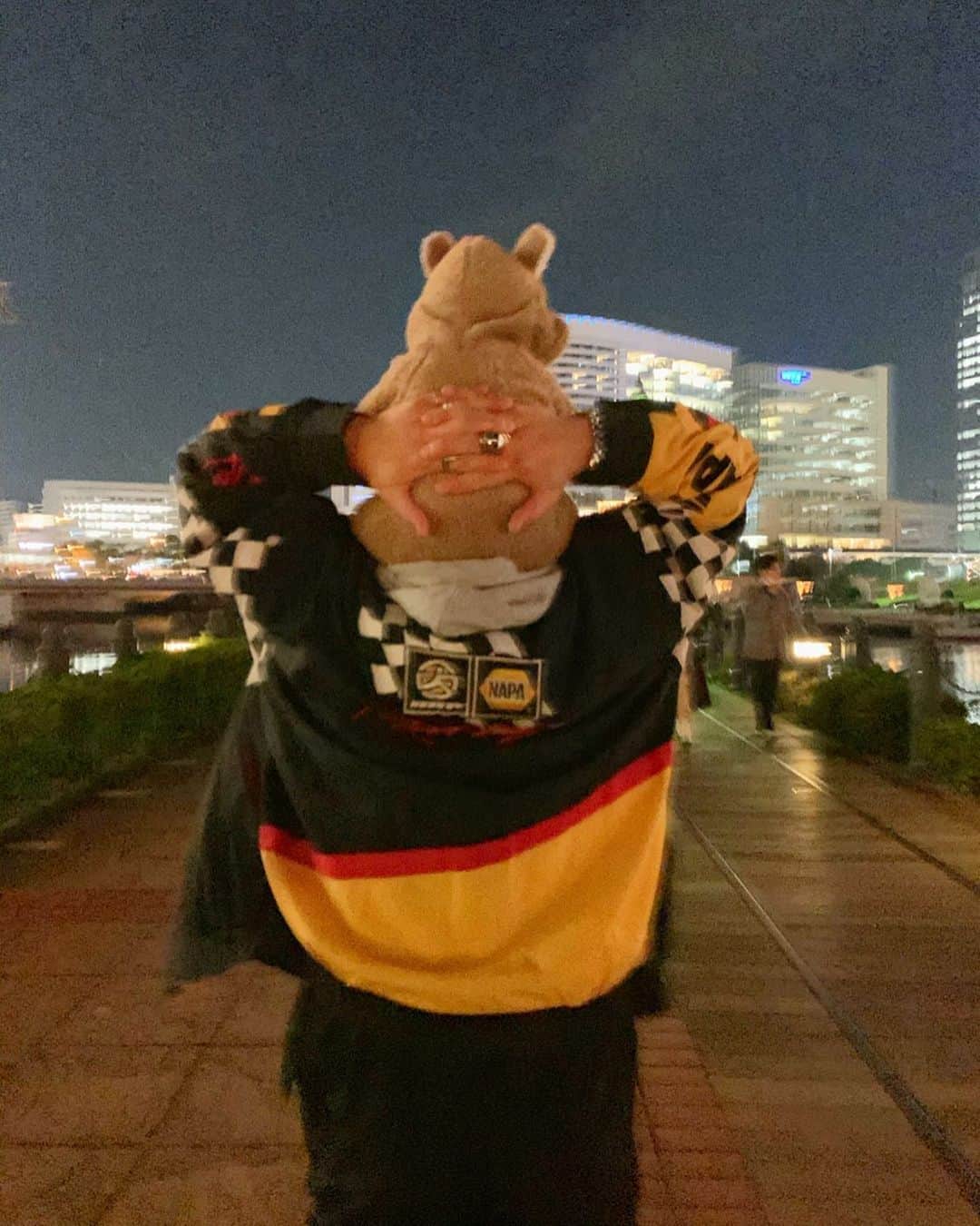 miniのインスタグラム：「いつかアリエルが少し大きくなった時に、 パパはいつも、アリエルをたくさん抱っこしたり、ギュッてしたり、色んなものが見えるように♡って肩車したりしてたんだよ🧸❤️ って見せてあげようと思う💓  #papa #daddy #babybear #ベビー #ベビーベア #テディベア #生後5ヶ月 #パパ」