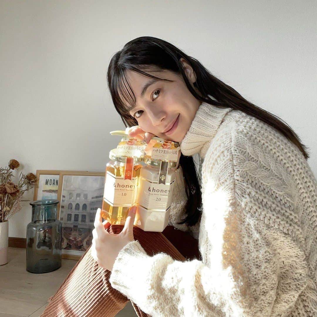 伊藤沙織のインスタグラム：「シャンプートリートメントを新しくしました🧴💭 シャンプーは泡立ちが良く、髪がうるおっているのがよくわかります🧴 トリートメントもしっとりまとまるので、ドライした後に指通りなめらか🥺💕フラワーハニーの香りも好き🍯🐝🌷 髪がロングになってきて、さらに冬で髪も乾燥するのでパサつき・広がりが気になる方向きかも🥰 . #アンドハニー #はちみつ美容 #はちみつシャンプー #andhoney_pr」
