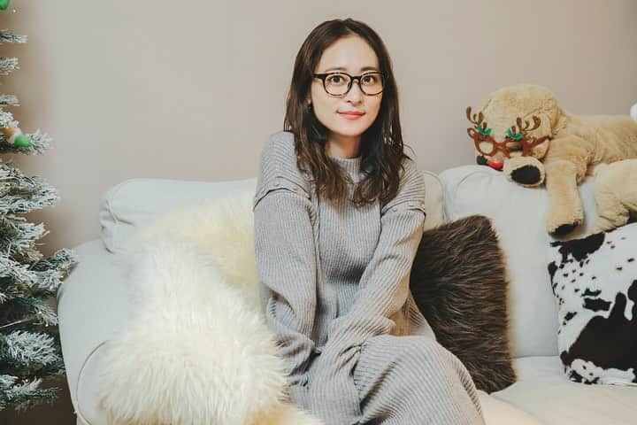 Zoff Officialのインスタグラム：「《ライフスタイルとアイウェア》 難波礼華さん @ayakanamba ネイル＆アイラッシュサロン HOMEプロデューサー/アイデザイナー  「スタッフが楽しそうに働いてくれて、お客様の喜ぶ顔も見られる、プロデューサーとアイデザイナー両方の仕事をできることが幸せ」と言う難波さんは、オンとオフのメリハリを大事にし、常に彼女らしさを感じるライフスタイルが印象的。オフの時間はトレーニングで体を動かしたり、馴染みの店で仲間と会うことでリフレッシュするそう。  着用しているアイウェアは、軽量素材で長時間かけても痛くなりにくく、お仕事中からリラックスタイムまで快適に過ごせる一本。シンプルなニットワンピにべっこう柄のアイウェアがアクセントに。  SUPER LIGHT ZS201017_49A1 ￥5,500(税込)  Photographer @takaki_iwata 撮影協力 @homeharajuku  #Zoff #EyePerformance #glasses #eyewear #メガネ #メガネ女子 #メガネコーデ #アイウェア」