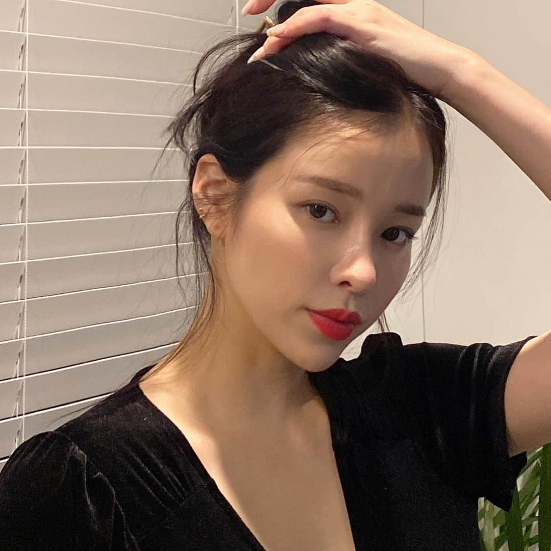 クォン・スジョンのインスタグラム：「💙 펜트하우스 주말 내내 몰아보기하고 드디어  본방사수 하려고 기다리는둥.... 🤭  비파데이션 재오픈 언제냐고 문의 주셔서  회사랑 급하게 날짜 잡고 오픈해서 피드 미리 공지 못드렸어요!!!😢  비파데이션 공구는 23일 수요일까지 진행됩니다! 💙 주문은 프로필 상단 링크!  4시 이전 주문건은 당일배송!  #비파데이션 #공구 #비비크림 #파운데이션 #피부화장 #메이크업 #피부메이크업 #꿀광피부 #펜트하우스 #짱잼..」