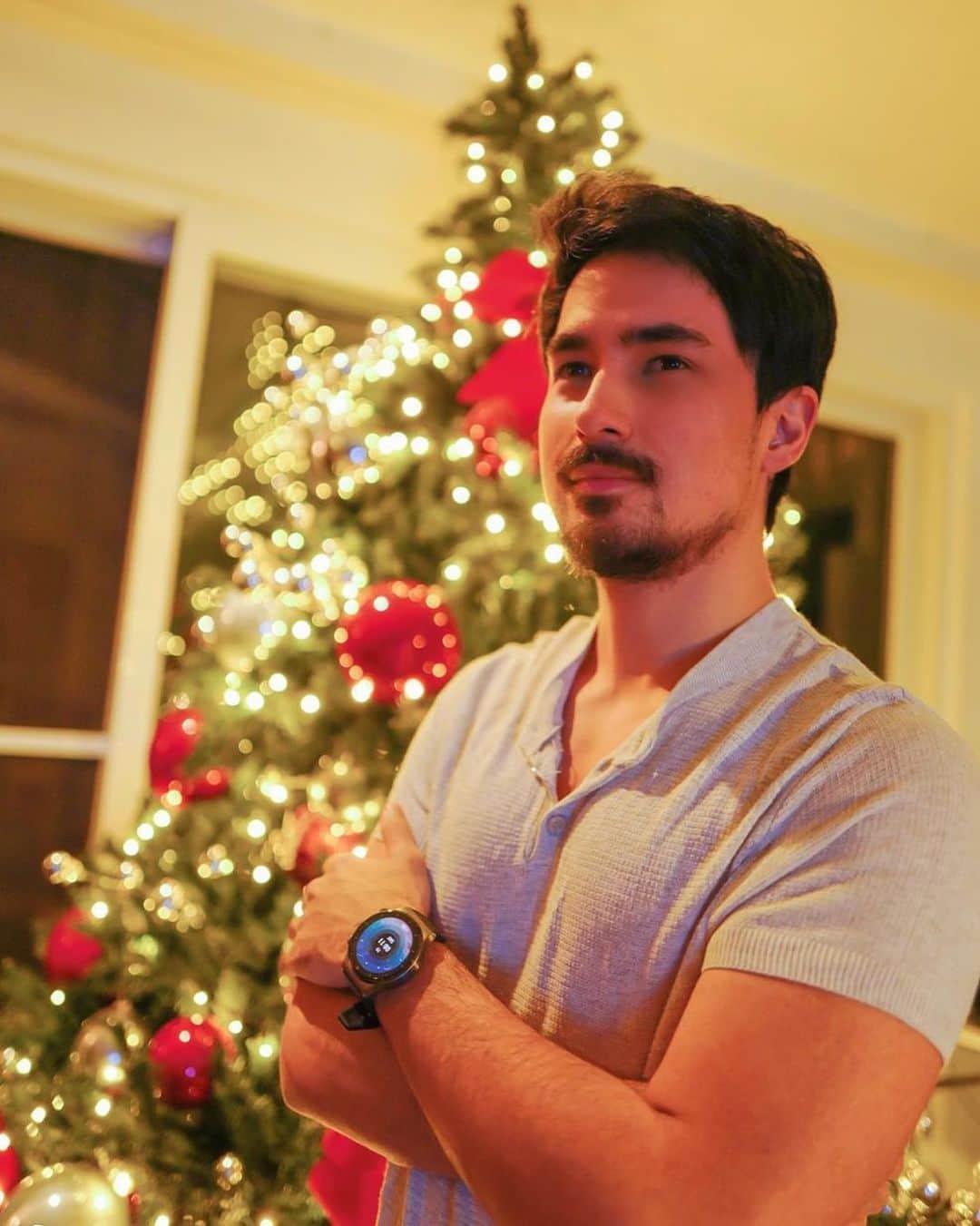 のインスタグラム：「Christmas is even better now with the Huawei GT 2 Pro, working out this holiday is going to be a an easy task! Not only is it a good fitness partner, it’s also a fashionable accessory for everyone :) #PowerOnYourWrist  With P2,099 worth of entertainment package if you buy until Jan. 17, 2020.」